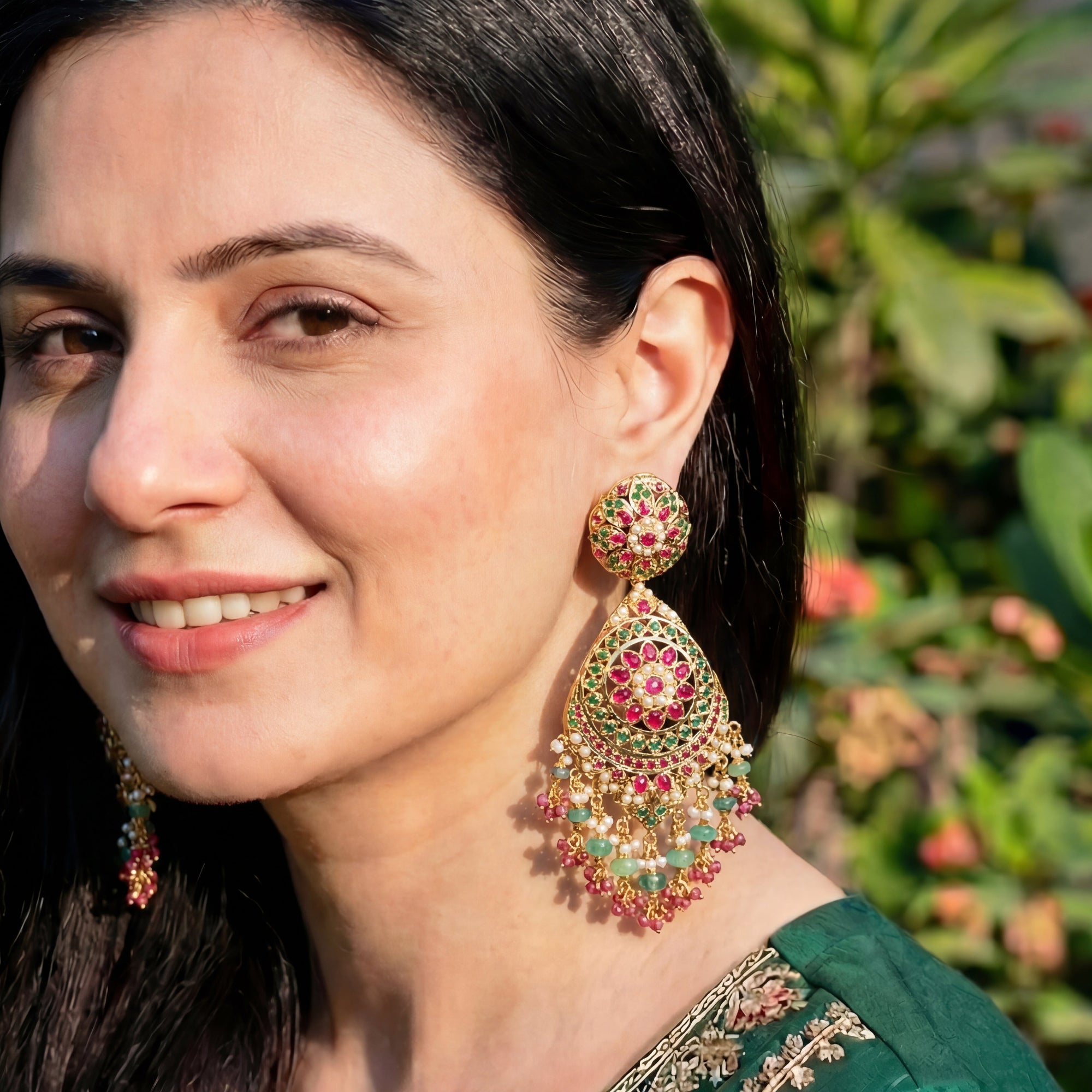 स्टेटमेंट गोल्ड प्लेटेड जड़ाऊ इयररिंग्स रूबी एमरल्ड हैंगिंग के साथ ER 442