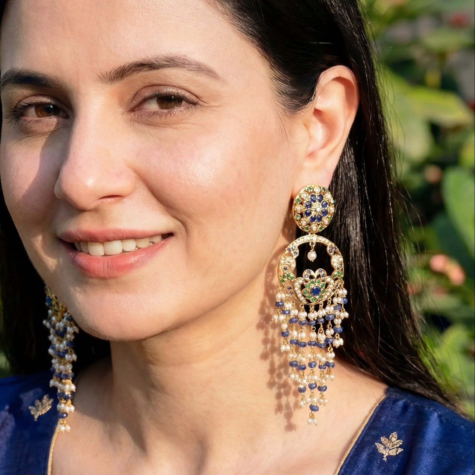 వెండి ER 339లో పొడవాటి వేలాడే పూసల చెవిపోగులతో బంగారు పూత పూసిన చంద్‌బాలీ