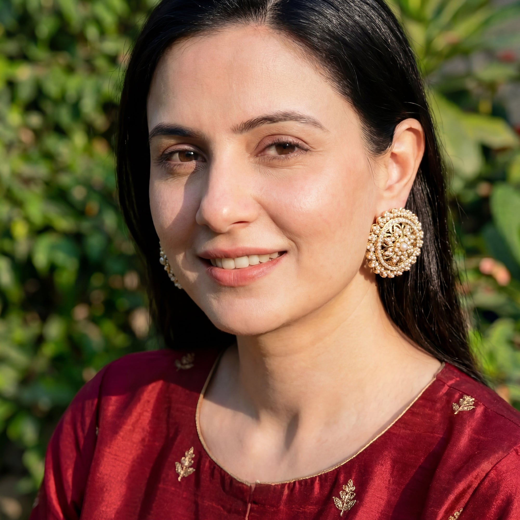 బంగారు పూత పూసిన ముత్యాల ముగ్గులు | మహిళల కోసం పెద్ద రౌండ్ స్టడ్ చెవిపోగులు ER 184