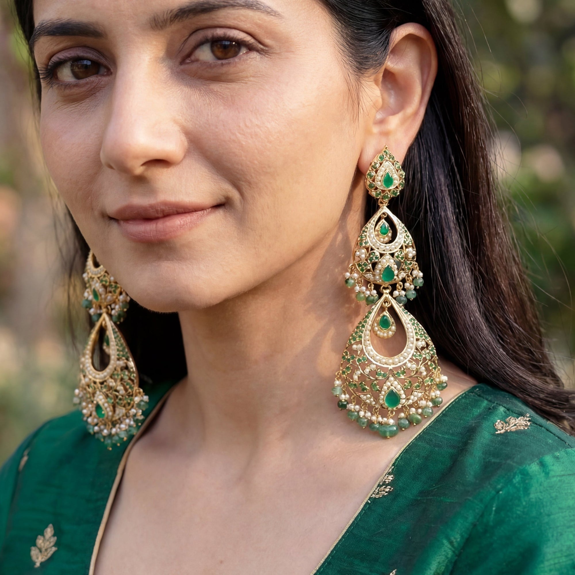 స్టేట్మెంట్ పచ్చ చెవిపోగులు | అదనపు పొడవైన డాంగ్లర్స్ | బంగారు పూతతో వెండి ER 528