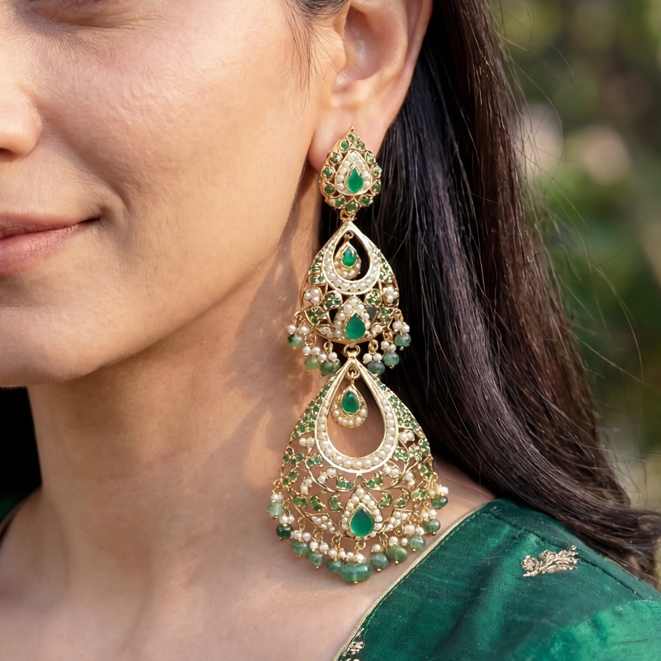 స్టేట్మెంట్ పచ్చ చెవిపోగులు | అదనపు పొడవైన డాంగ్లర్స్ | బంగారు పూతతో వెండి ER 528