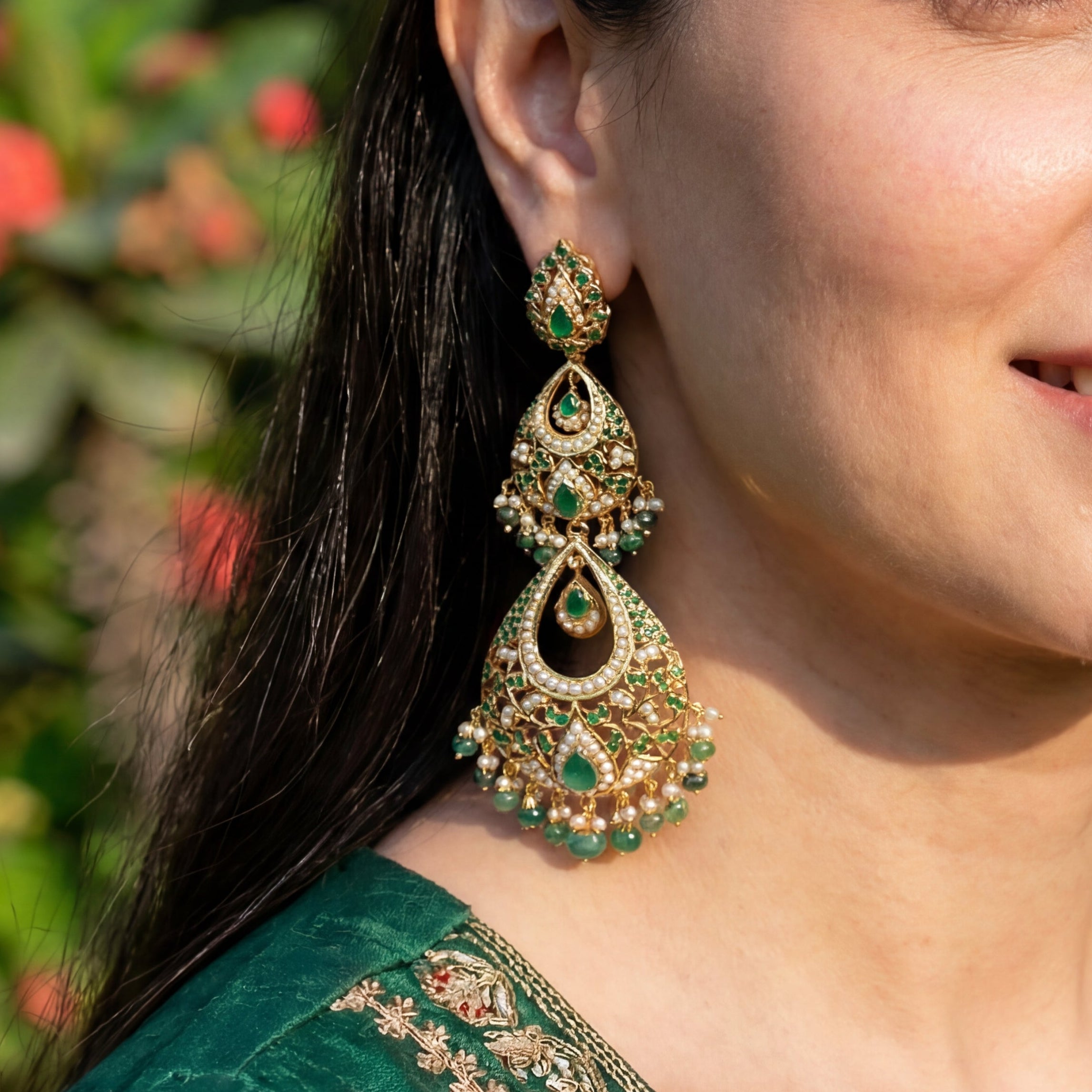 స్టేట్మెంట్ పచ్చ చెవిపోగులు | అదనపు పొడవైన డాంగ్లర్స్ | బంగారు పూతతో వెండి ER 528