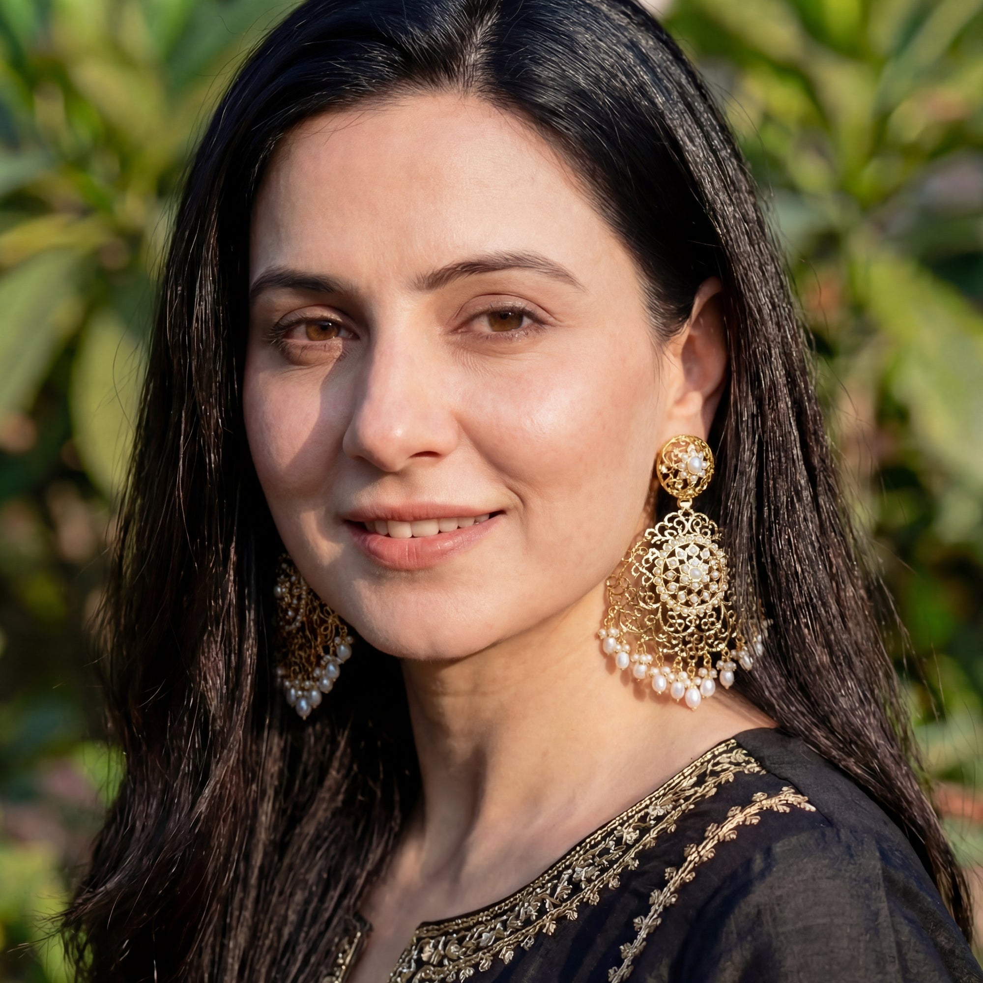 సిల్వర్ ER 359లో బంగారు పూతతో కూడిన భారీ పెర్ల్ డ్రాప్ చెవిపోగులు