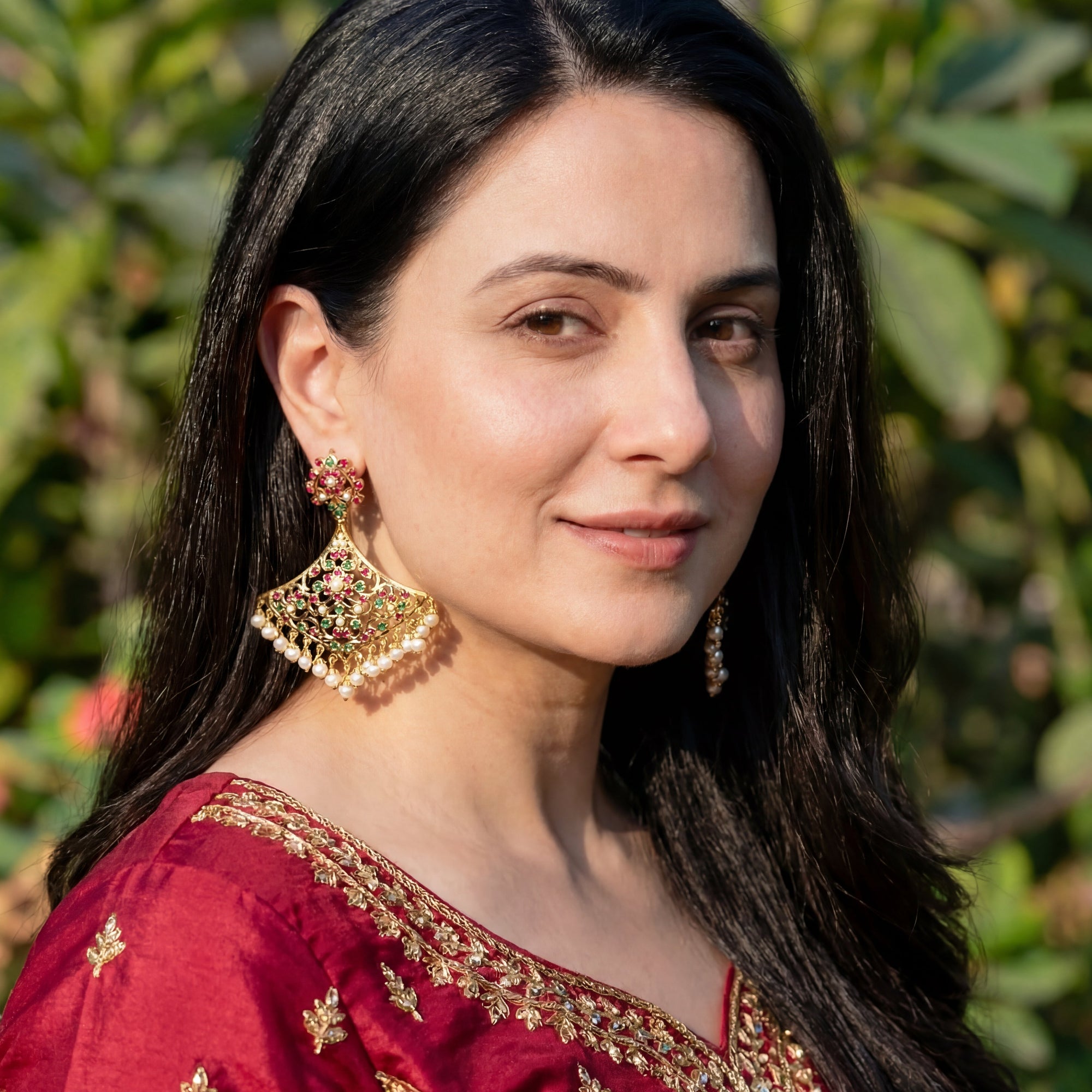 मल्टीकलर जड़ाऊ इयररिंग्स | 925 सिल्वर गोल्ड प्लेटिंग के साथ ER 438