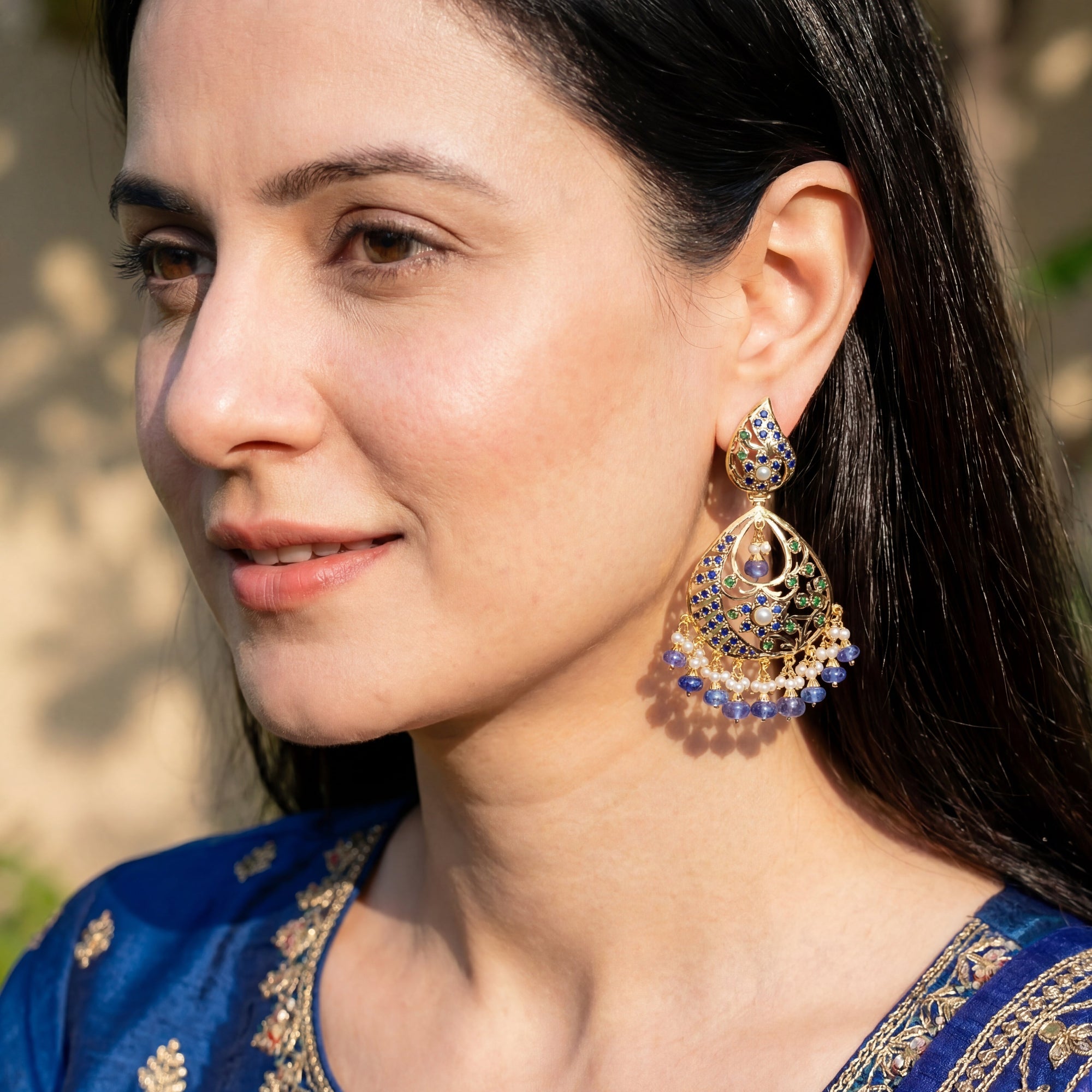 स्टर्लिंग सिल्वर ER 510 पर गोल्ड प्लेटेड नीलम-पन्ना-मोती बालियां