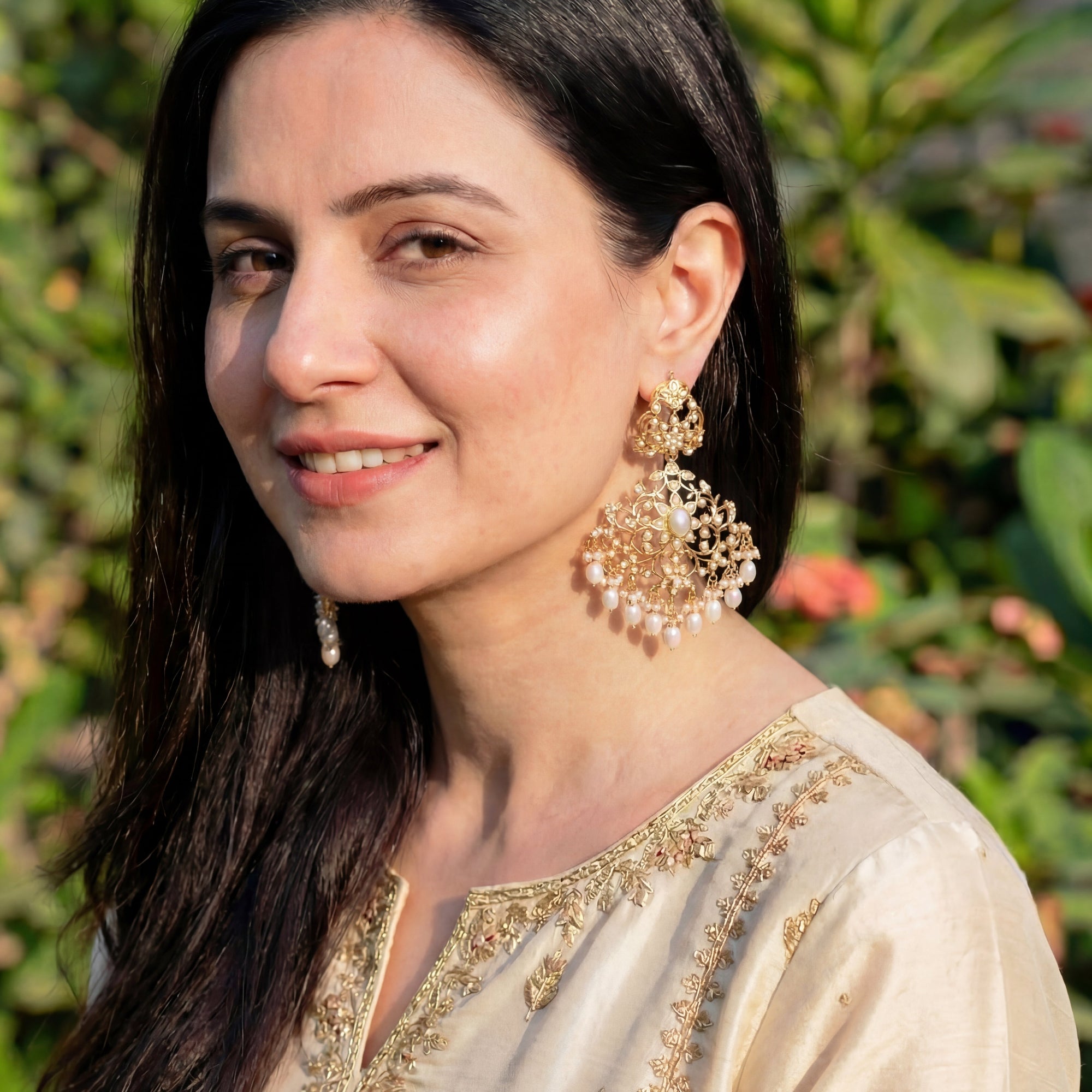 బంగారు పూత పూసిన వెండి ER 170లో ముత్యాలతో అమర్చబడిన స్టేట్‌మెంట్ జడౌ చెవిపోగులు