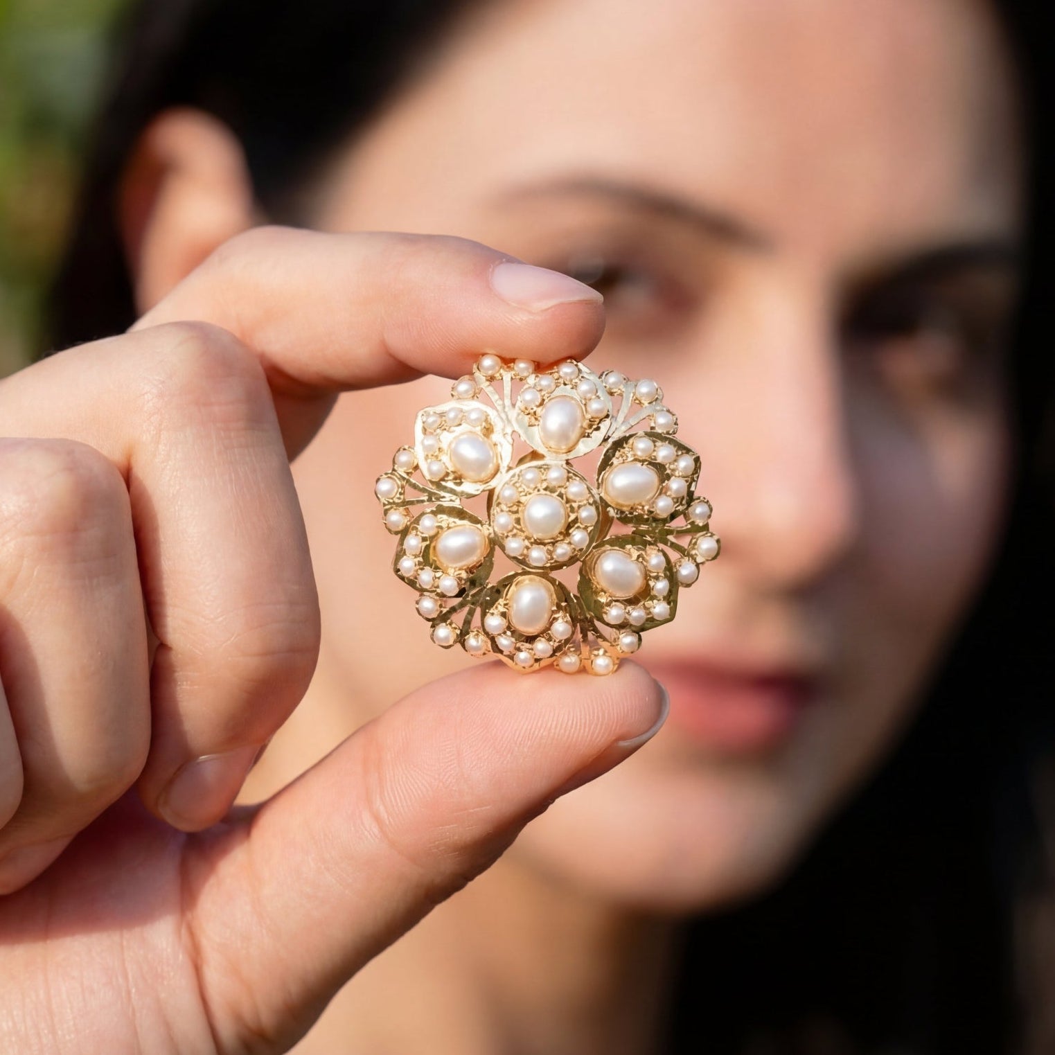 క్లాసిక్ హైదరాబాదీ పెర్ల్ స్టడ్ చెవిపోగులు | మహిళలకు రౌండ్ టాప్స్ | బంగారు పూతతో వెండి ER 636