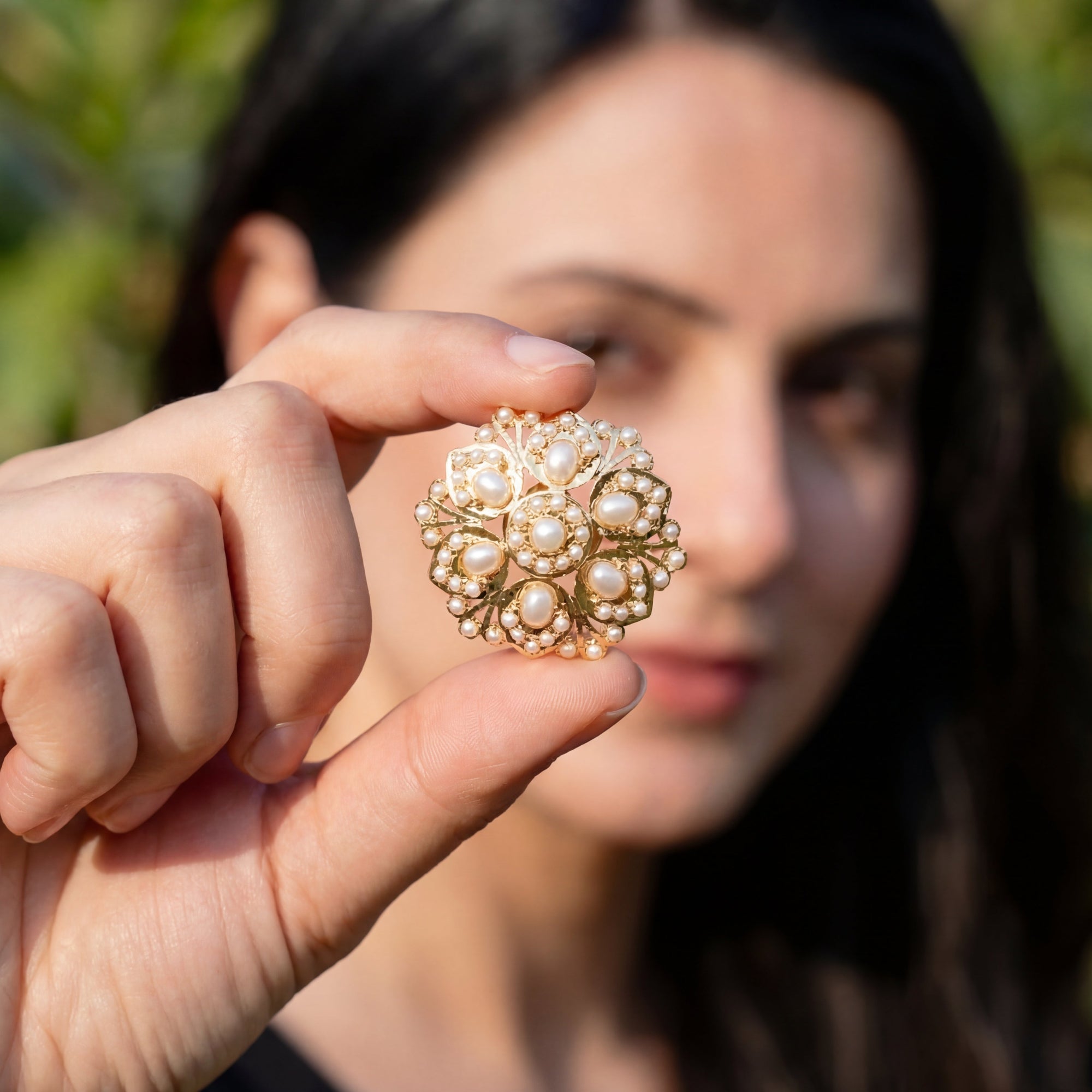 క్లాసిక్ హైదరాబాదీ పెర్ల్ స్టడ్ చెవిపోగులు | మహిళలకు రౌండ్ టాప్స్ | బంగారు పూతతో వెండి ER 636