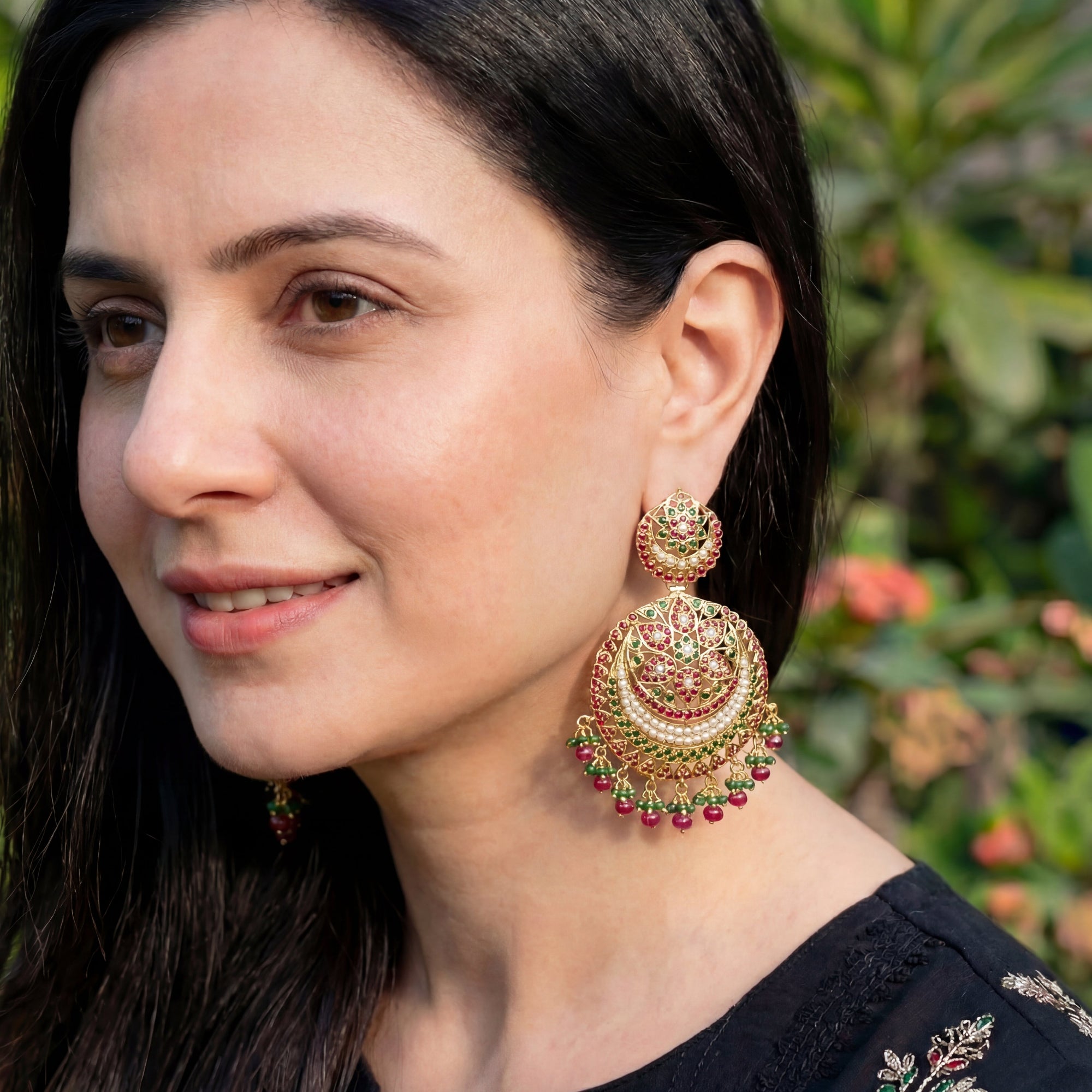 गोल्ड प्लेटेड मल्टीकलर स्टोन स्टडेड इयररिंग सिल्वर ER 157 में