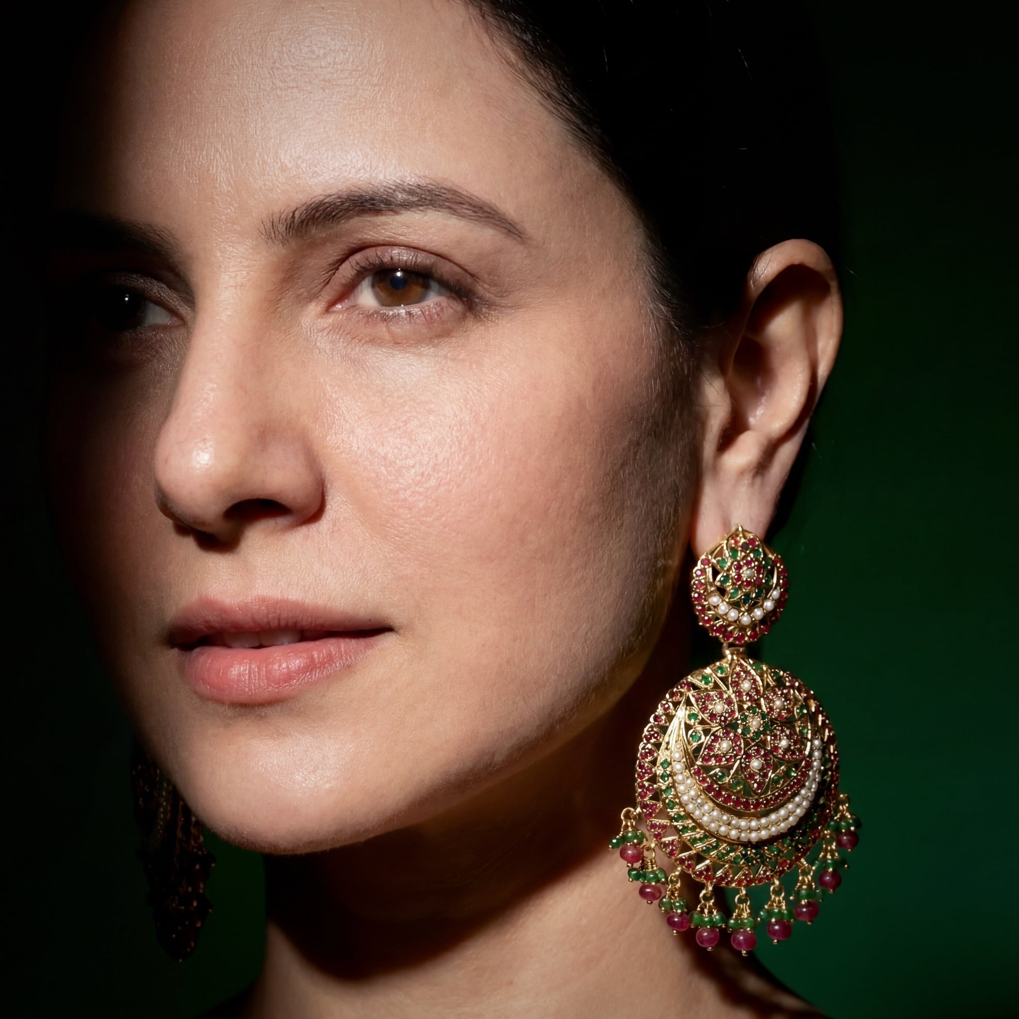 गोल्ड प्लेटेड मल्टीकलर स्टोन स्टडेड इयररिंग सिल्वर ER 157 में