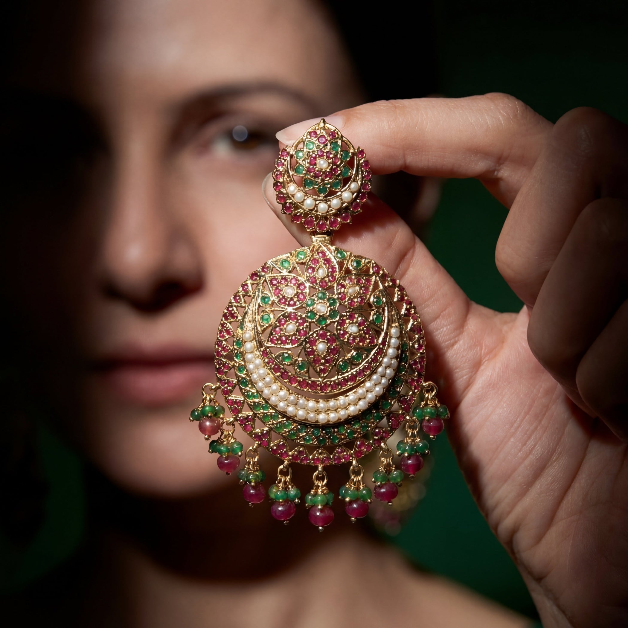 गोल्ड प्लेटेड मल्टीकलर स्टोन स्टडेड इयररिंग सिल्वर ER 157 में