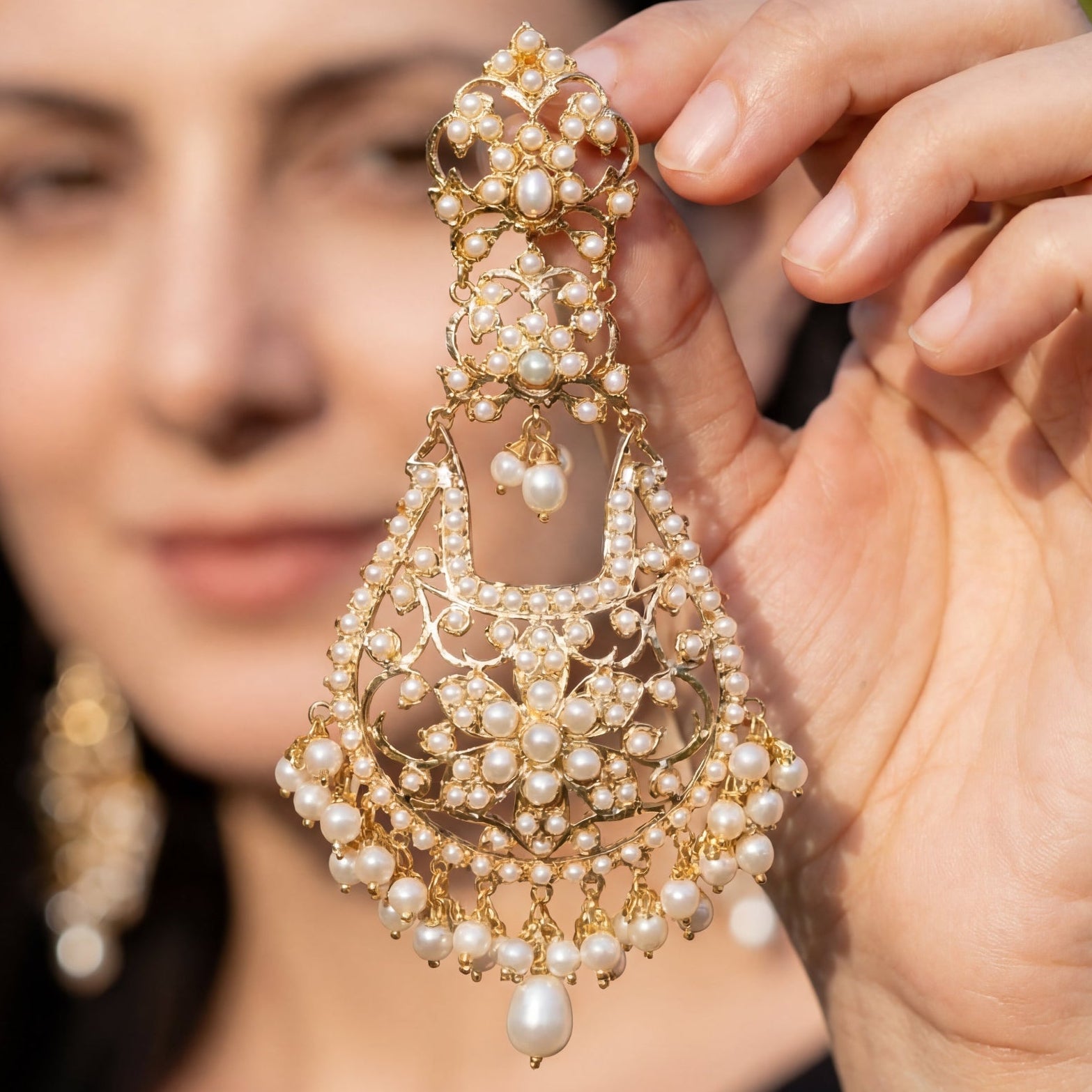 ముత్యాల చెవిపోగులు | గోల్డ్ ప్లేటెడ్ సిల్వర్ ER 292Eపై స్టేట్‌మెంట్ డాంగ్లర్స్