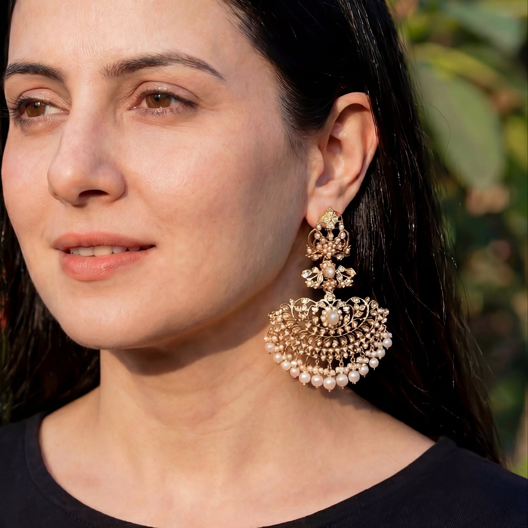 सोने की परत चढ़ी चांदी में जटिल रूप से तैयार की गई मोती की बालियां ER 527