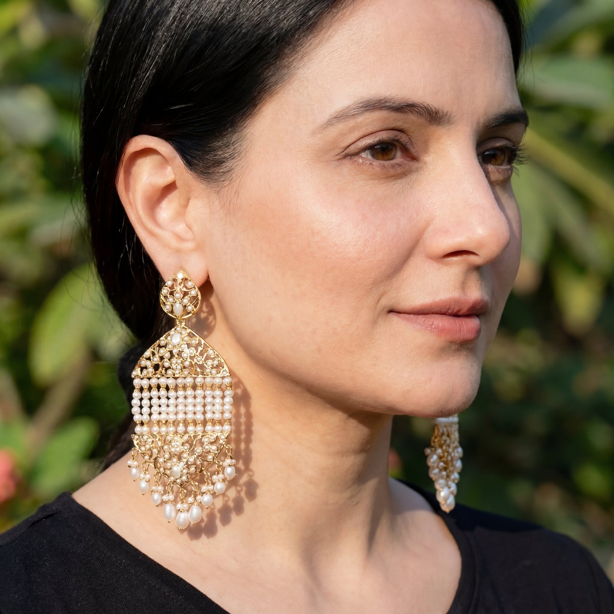 ताजे पानी के मोतियों से सजी चांदी की सोने की परत चढ़ी झूमर बालियां ER 210