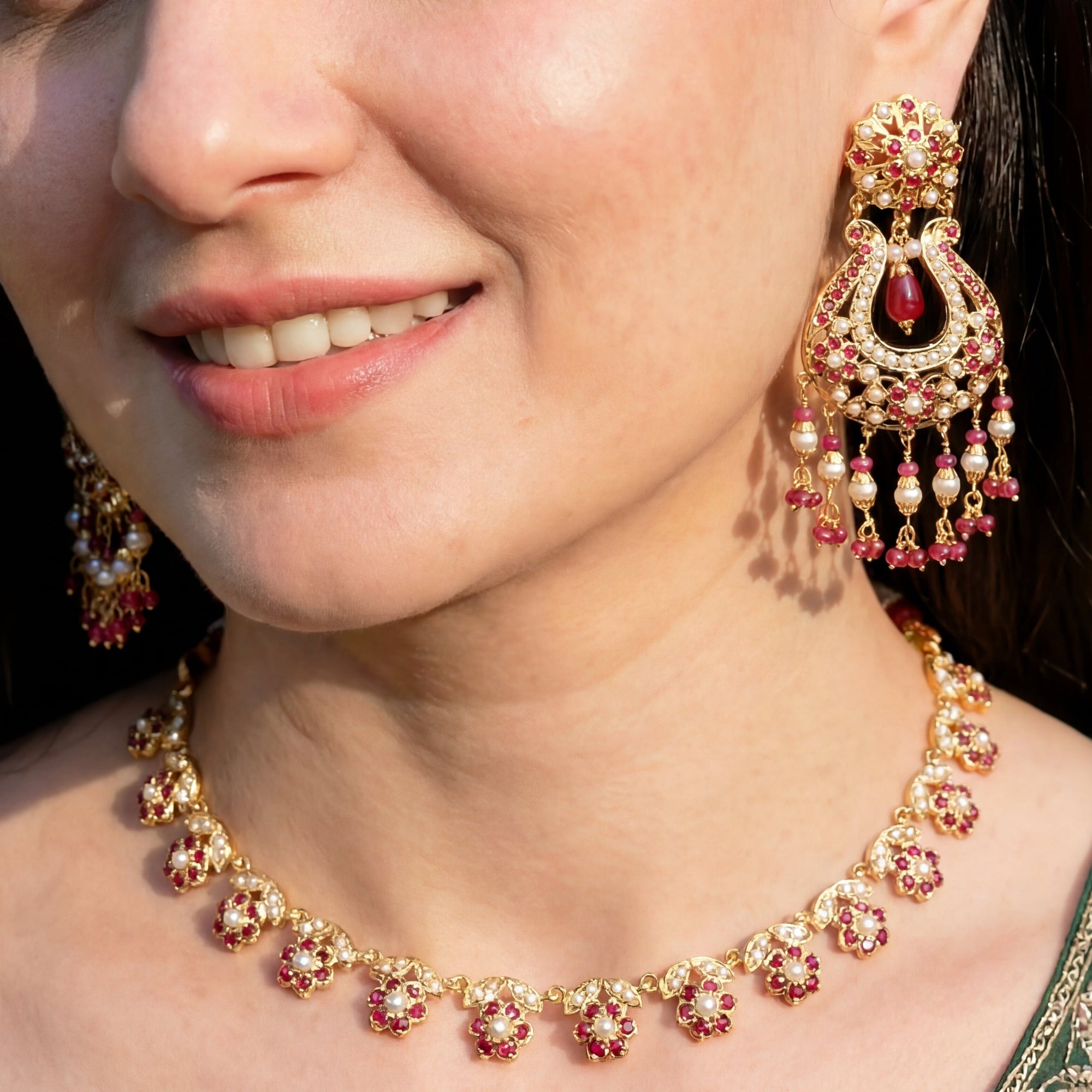 సున్నితమైన రూబీ &amp; పెర్ల్ సెట్ | చంద్‌బాలీ స్టైల్ చెవిపోగులు | బంగారు పూత పూసిన NS 453