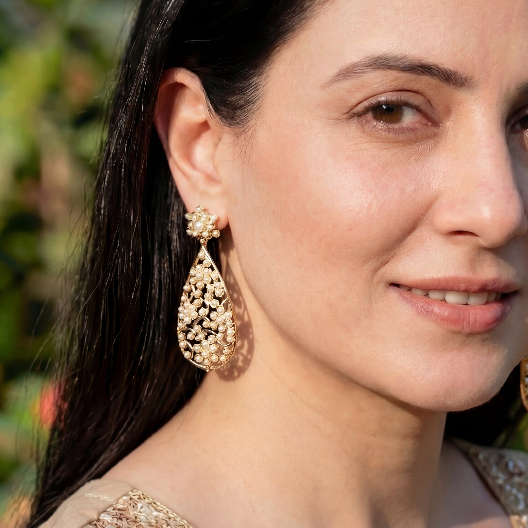 गोल्ड फिनिश्ड नाज़ुक पर्ल ड्रॉप इयररिंग सिल्वर ER 453 में