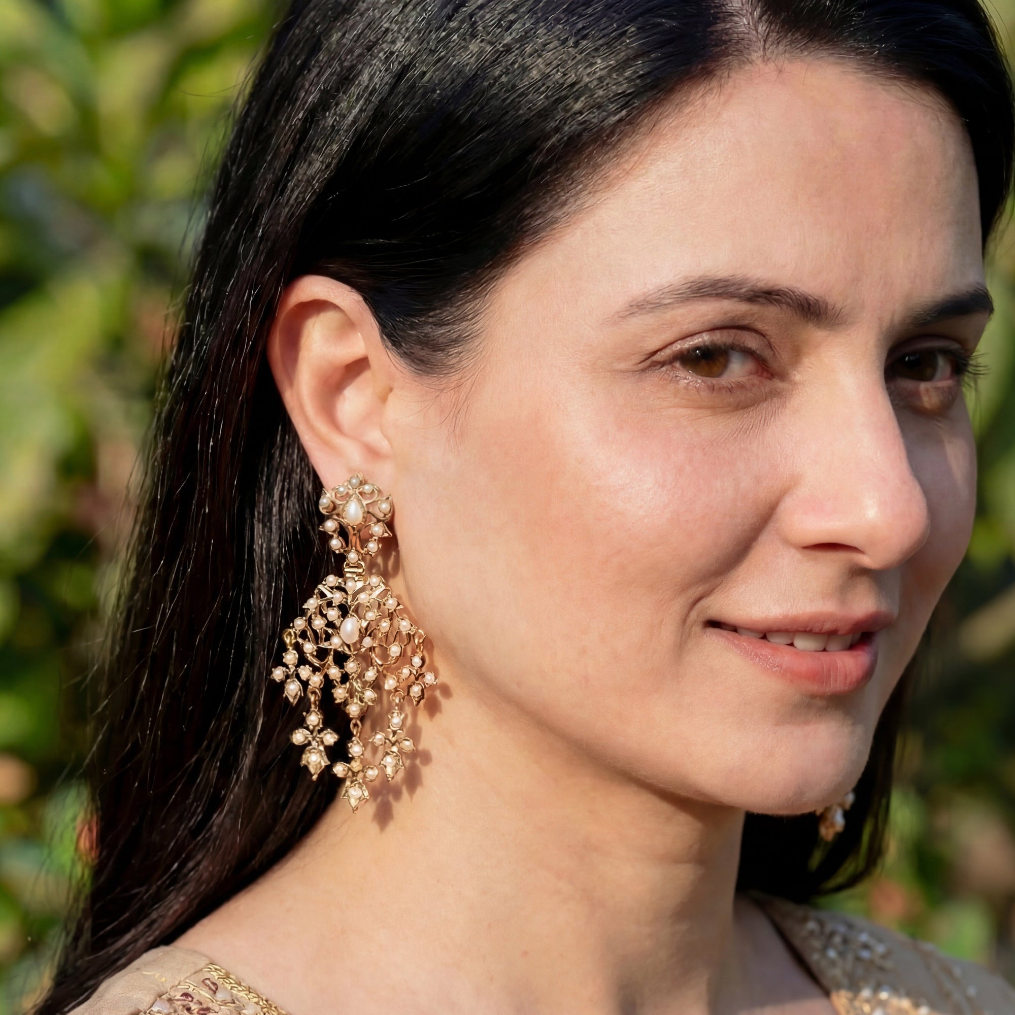 విక్టోరియన్ పెర్ల్ చెవిపోగులు బంగారు పూతతో 925 వెండి | ER 682