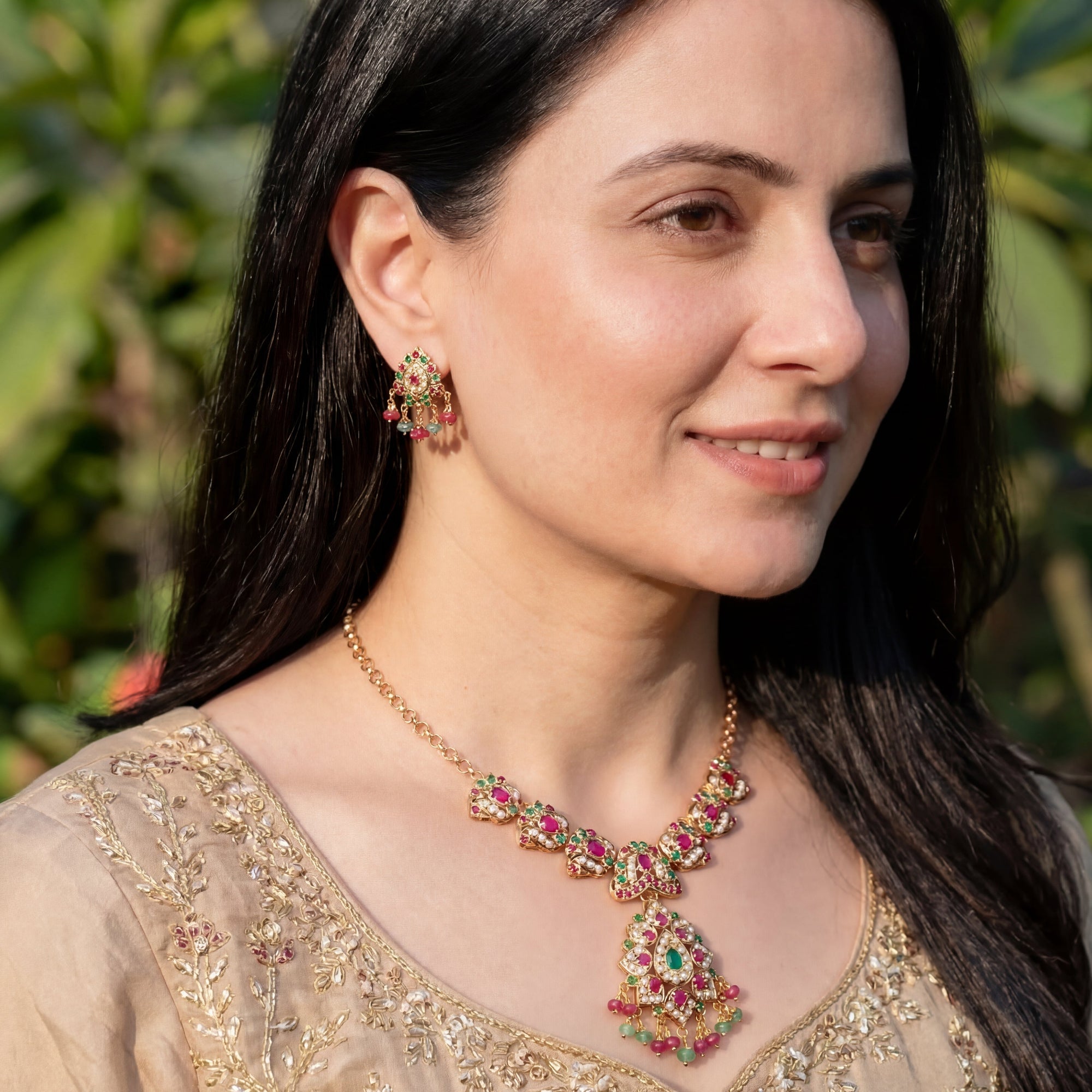 गोल्ड प्लेटेड सिल्वर में मल्टीकलर जड़ाऊ चेन सेट NS 145