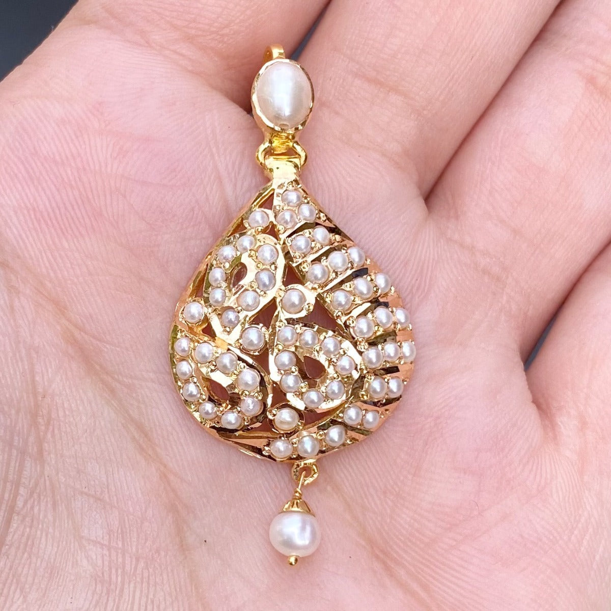 lightweight jadau pendant studded with pearls