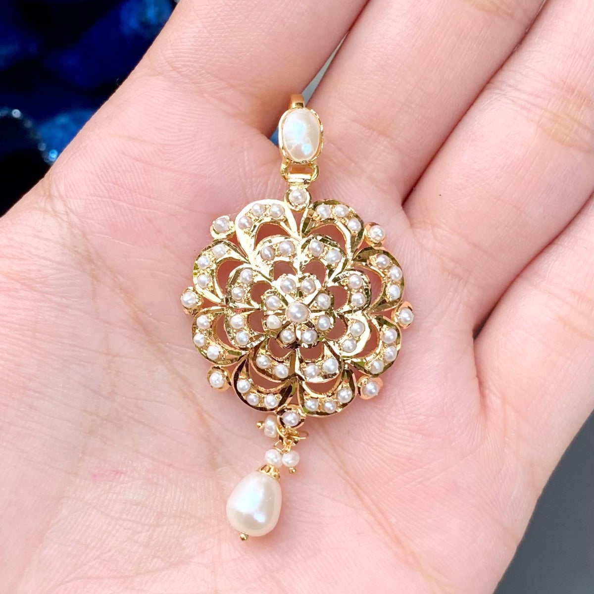 floral pendant made in gold
