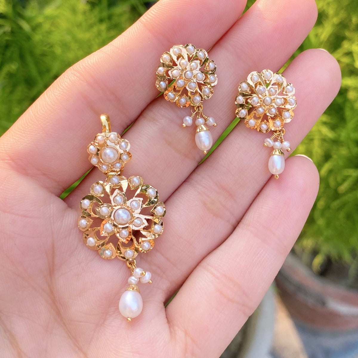 hyderabadi gold pendant set studded with pearls