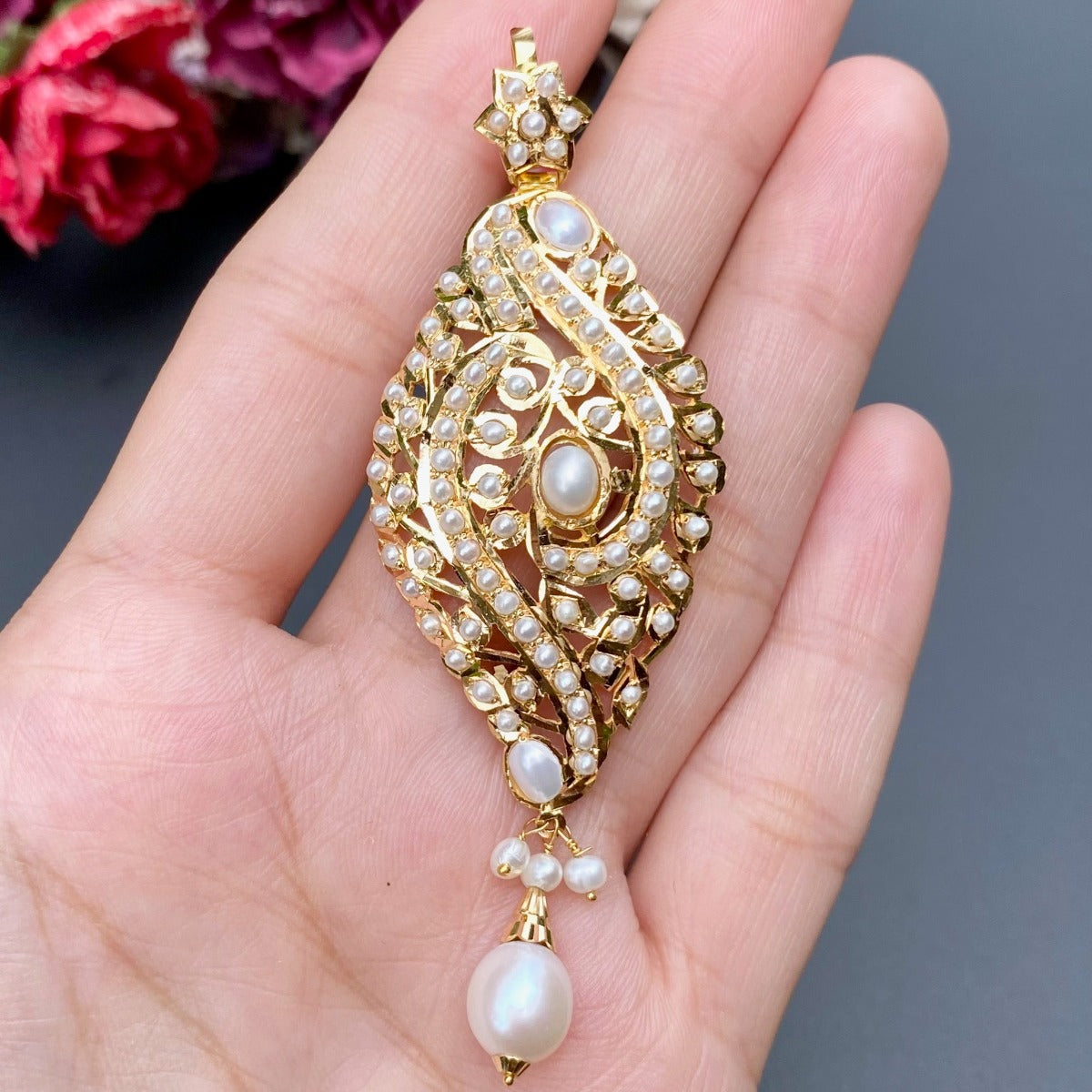 22k gold pendant studded with pearls