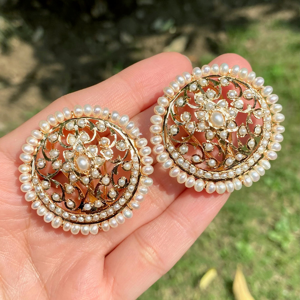 Round Pearl Jadau Stud Earrings in Gold-Plated 925 Silver ER 821