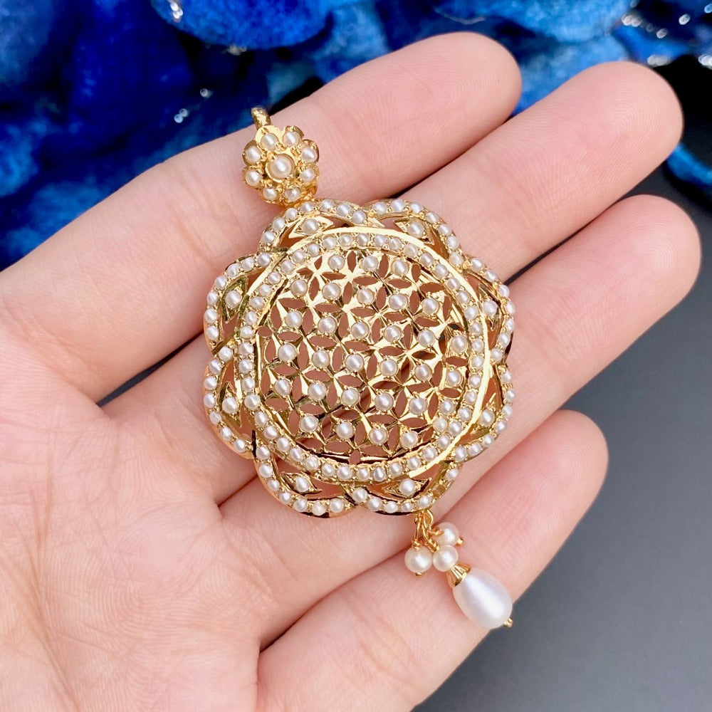 pearl pendant with gold plating