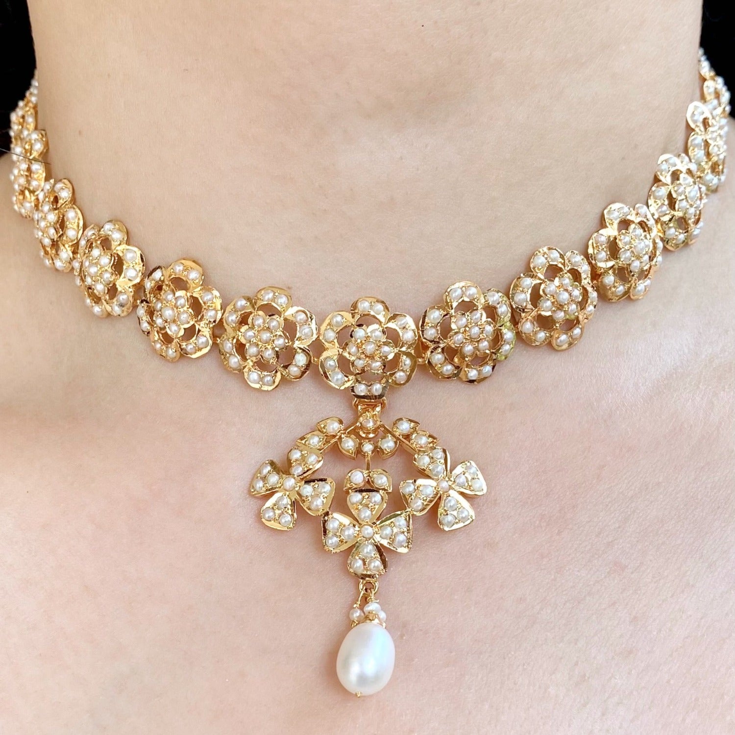 pearl necklace in gold