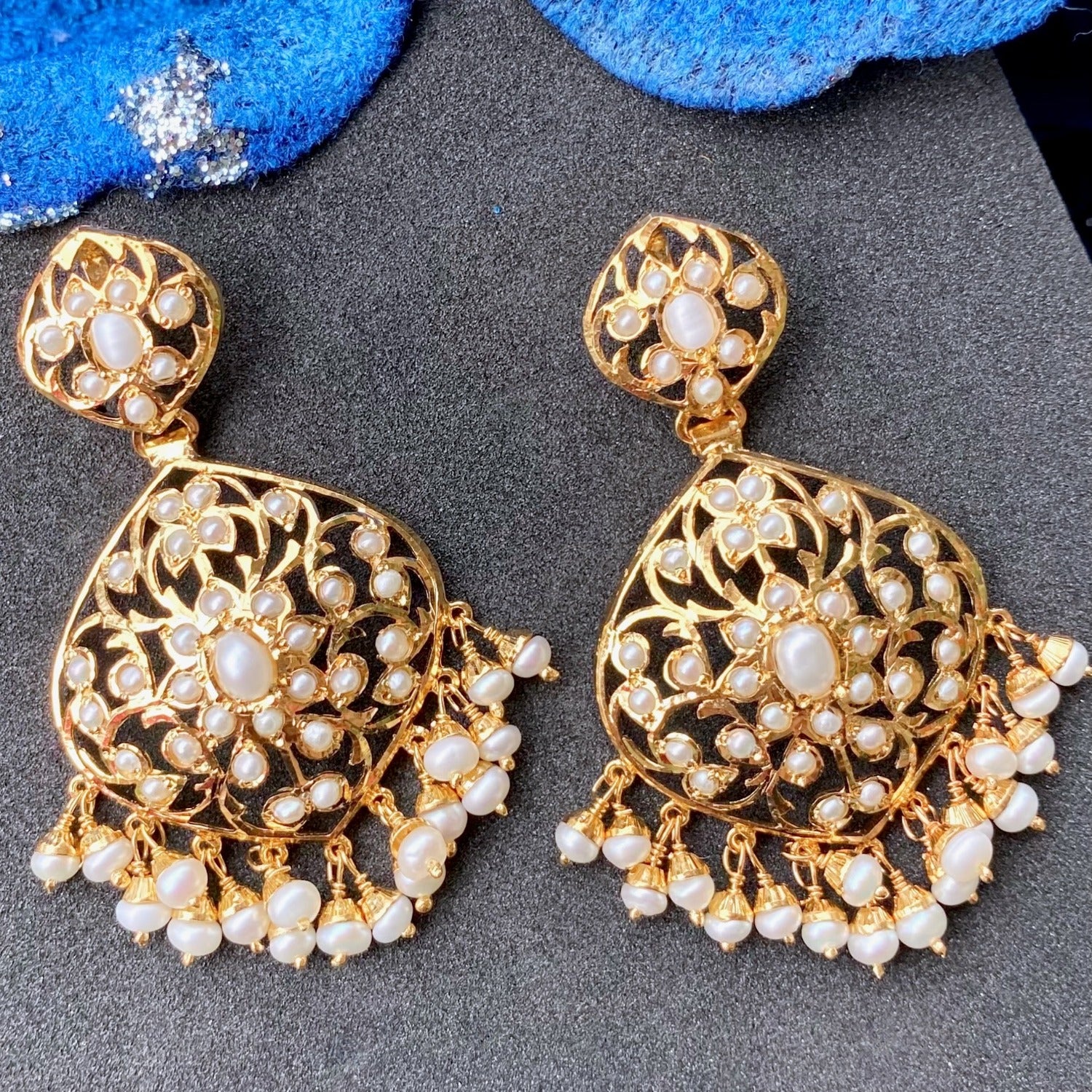 Pearl earrings in gold