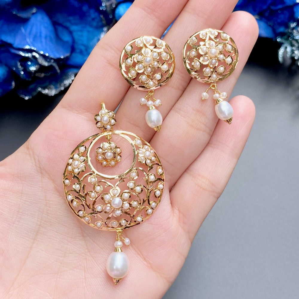 chandbali shaped pearl pendant in gold