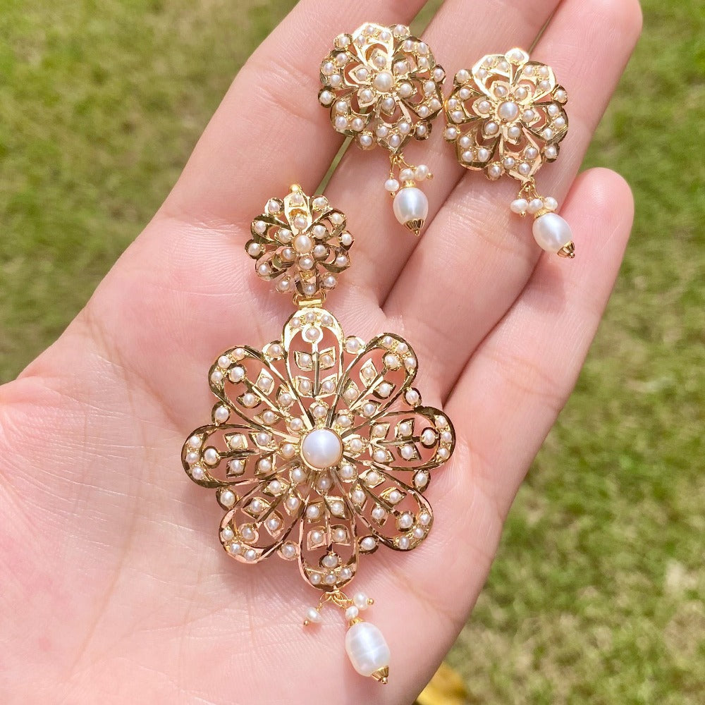 Update more than 237 gold pendant set with earrings