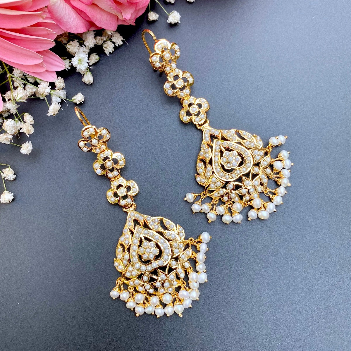 long earrings in pearls with gold plating