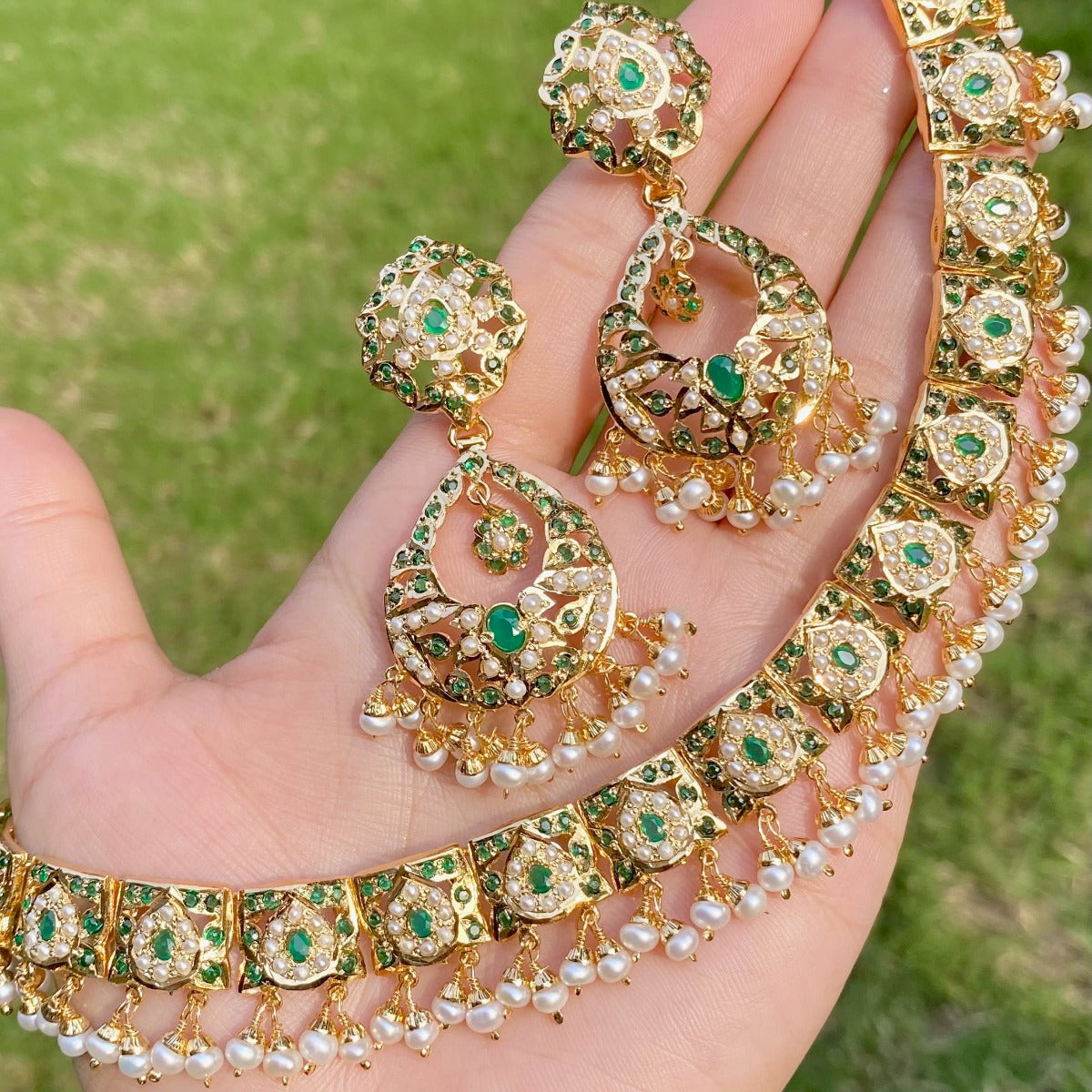 jadau set with emeralds & pearls