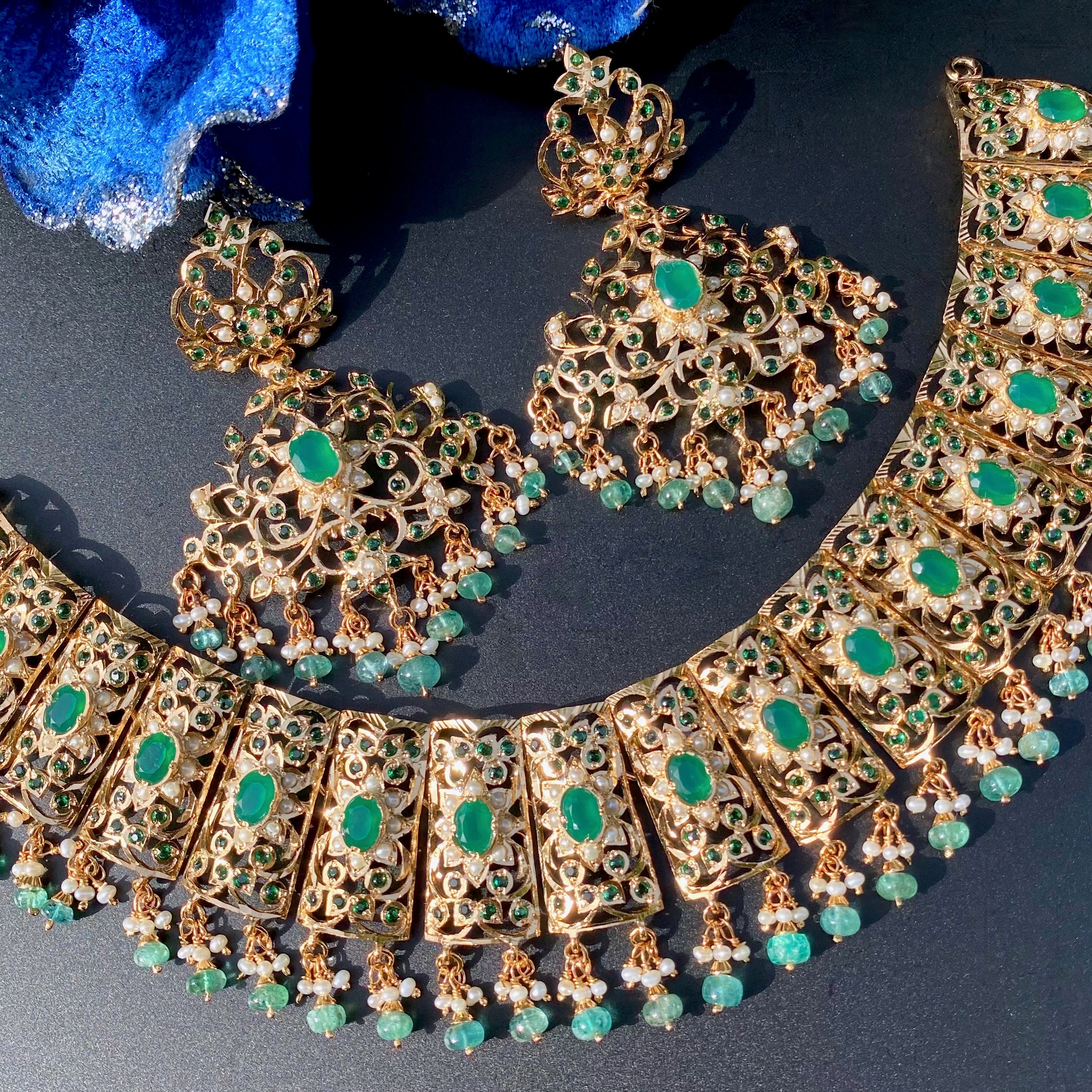 jadau set with emeralds and pearls