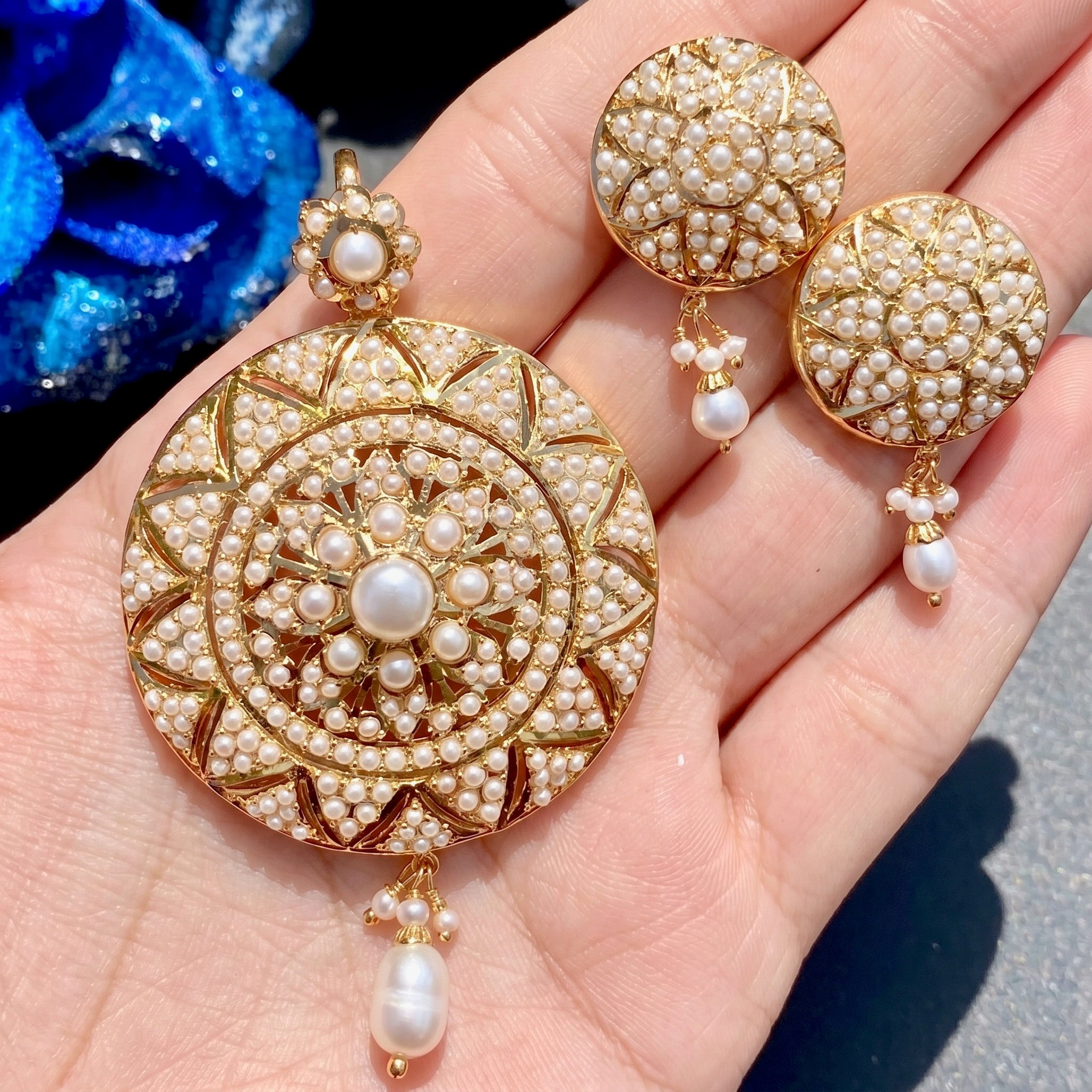 jadau pendant studded with pearls