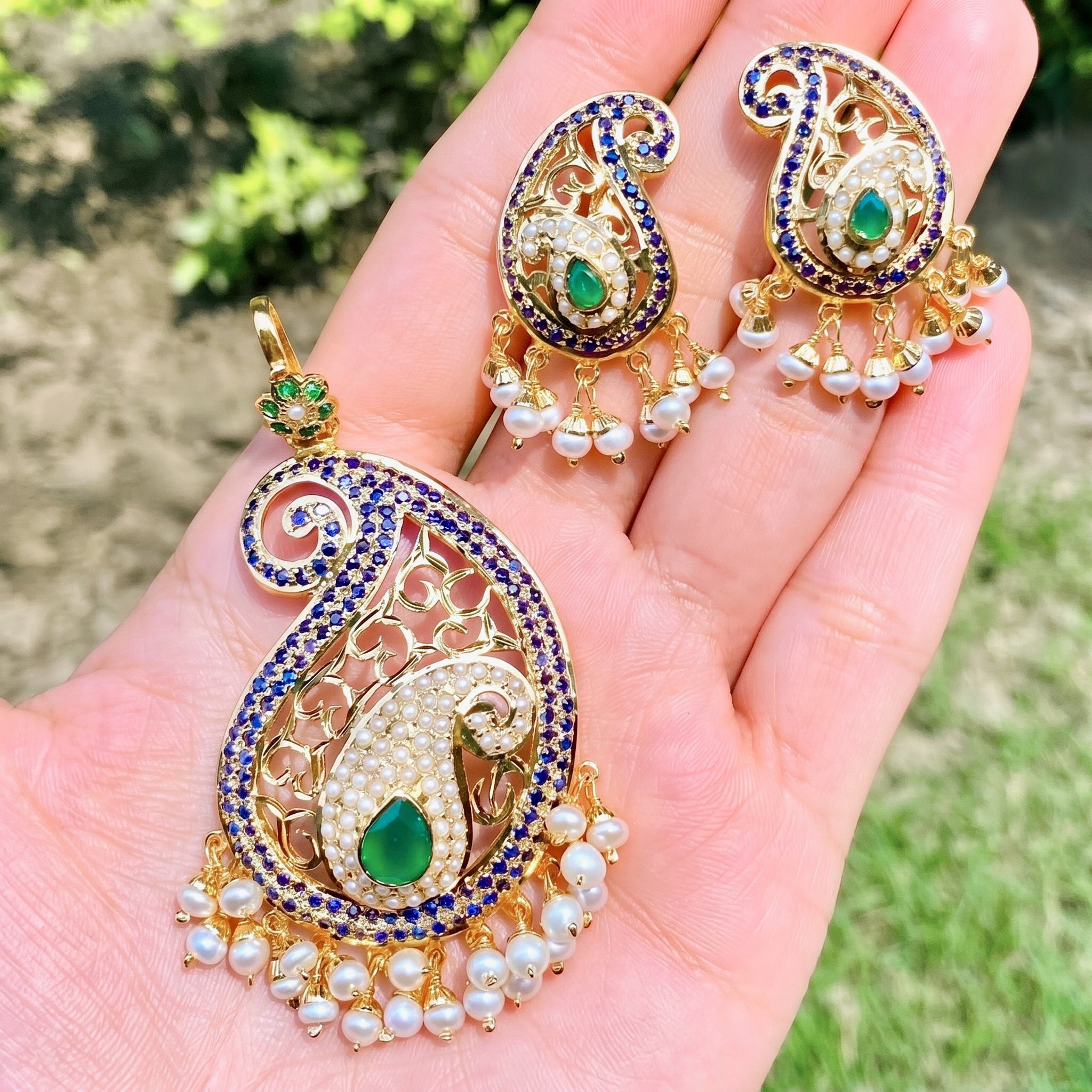 gold plated jadau pendant set on silver