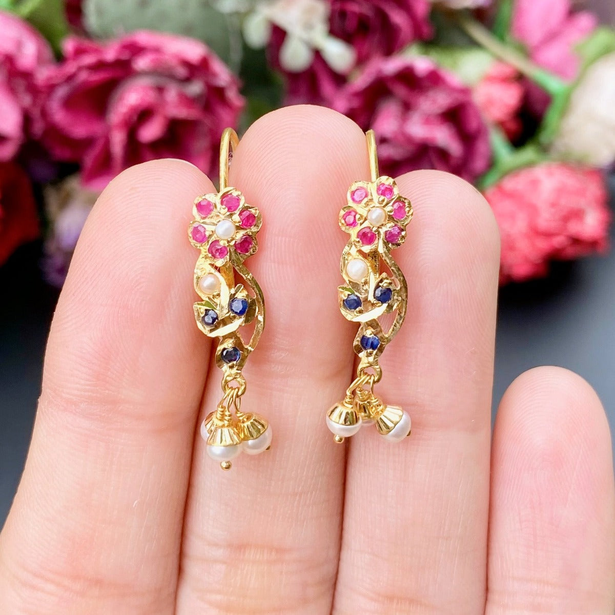 Simple & delicate fish hook earrings in 22ct Gold GER 106