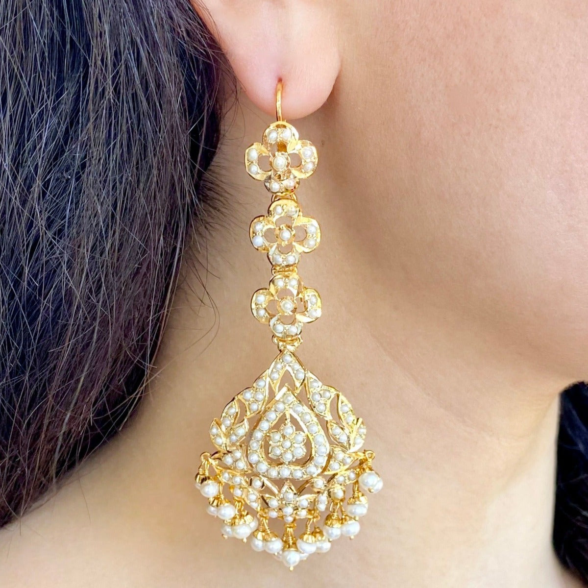 long earrings in pearls with gold plating