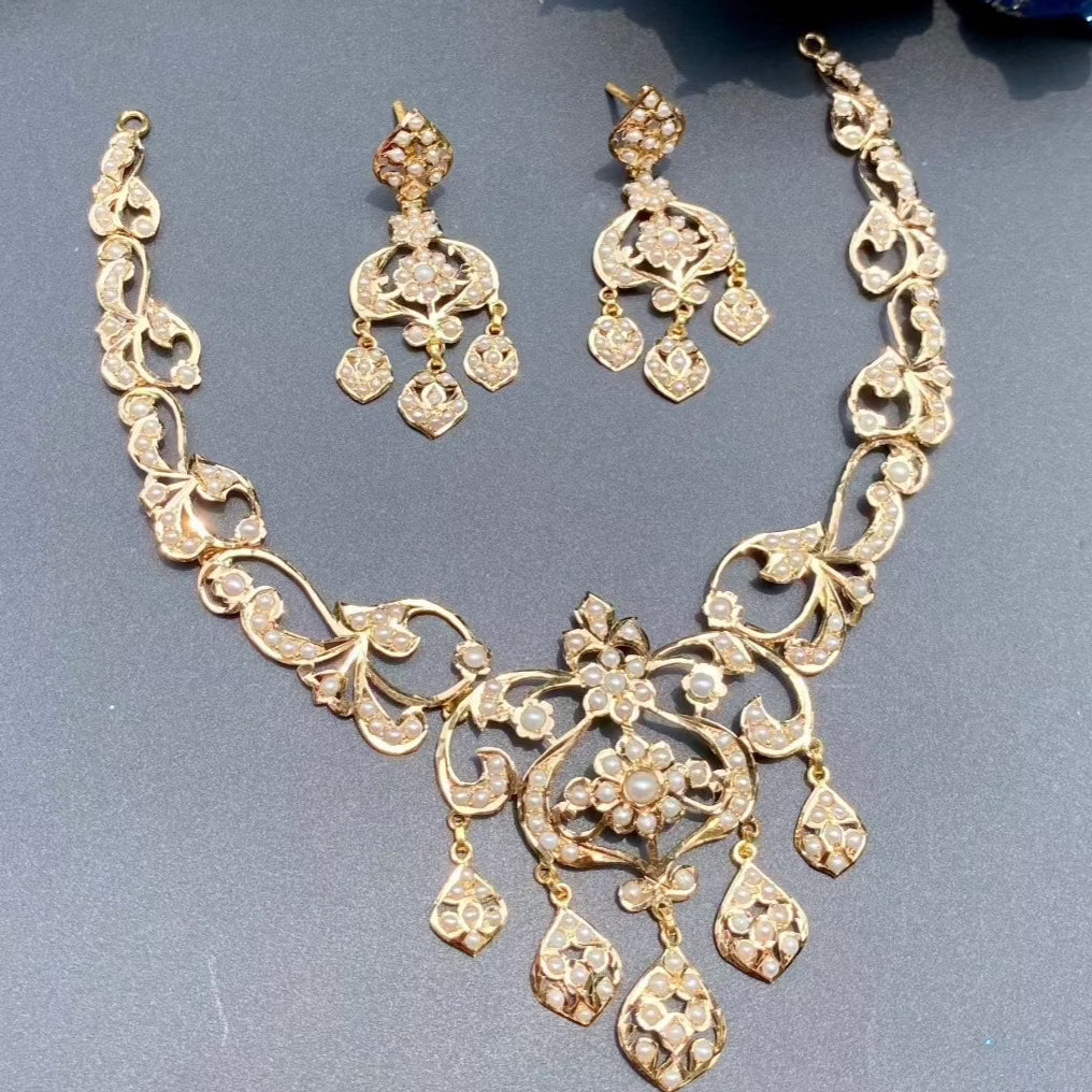 antique seed peal necklace set in gold