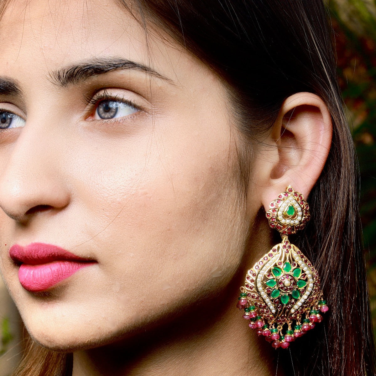jadau earrings with emeralds