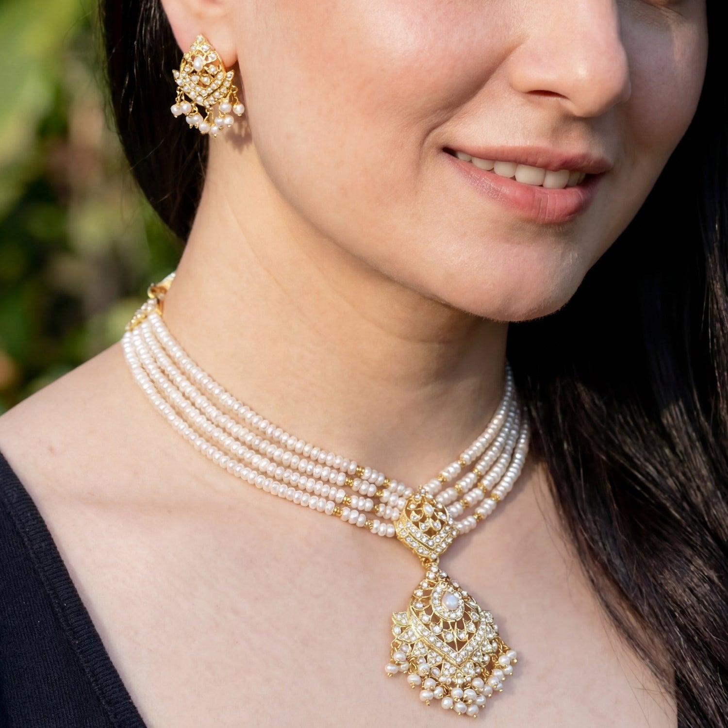 गोल्ड प्लेटेड सिल्वर NS 163 में मैचिंग इयररिंग के साथ पर्ल स्ट्रिंग नेकलेस सेट