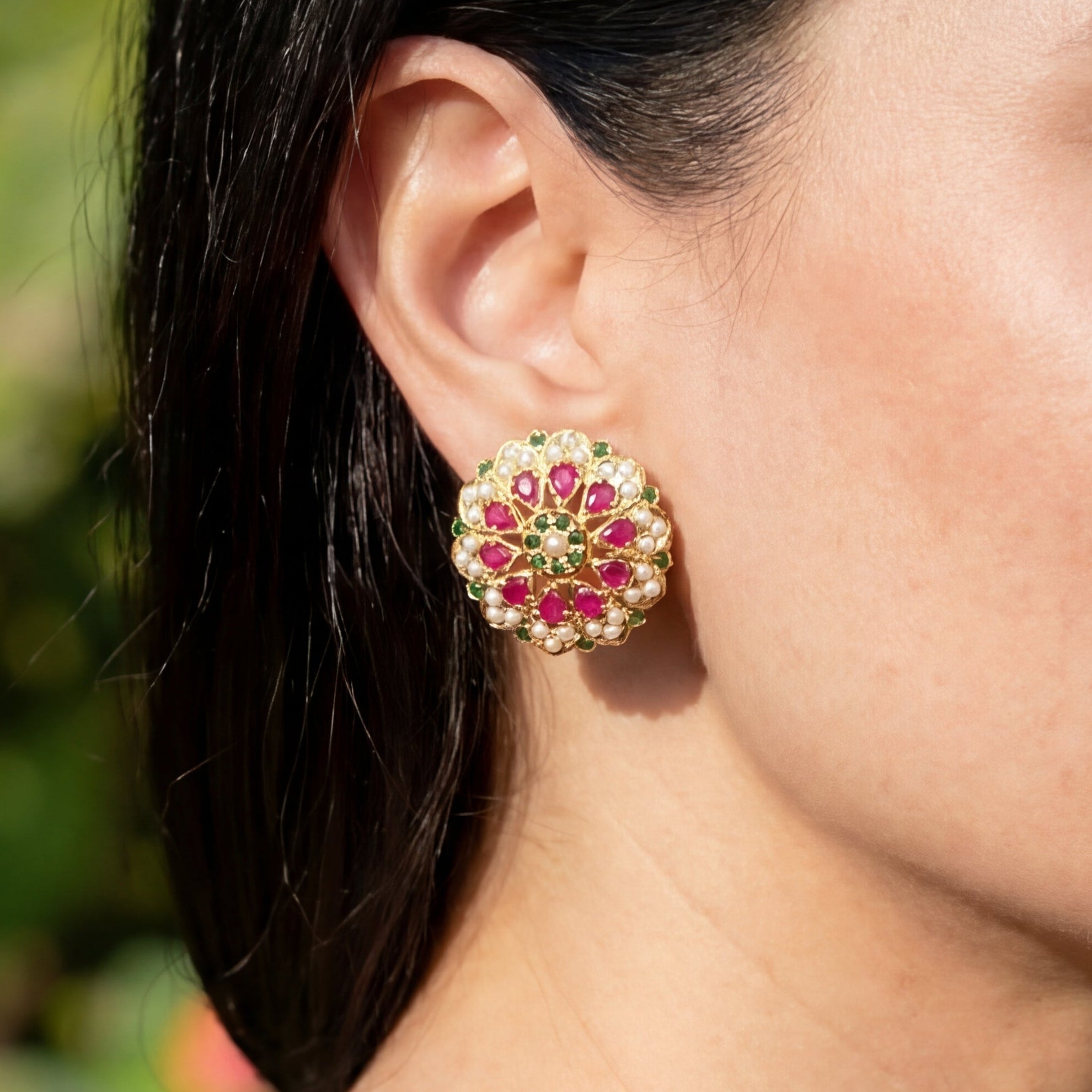 स्टेटमेंट स्टड इयररिंग्स | गोल टॉप | महिलाओं के लिए ER 623