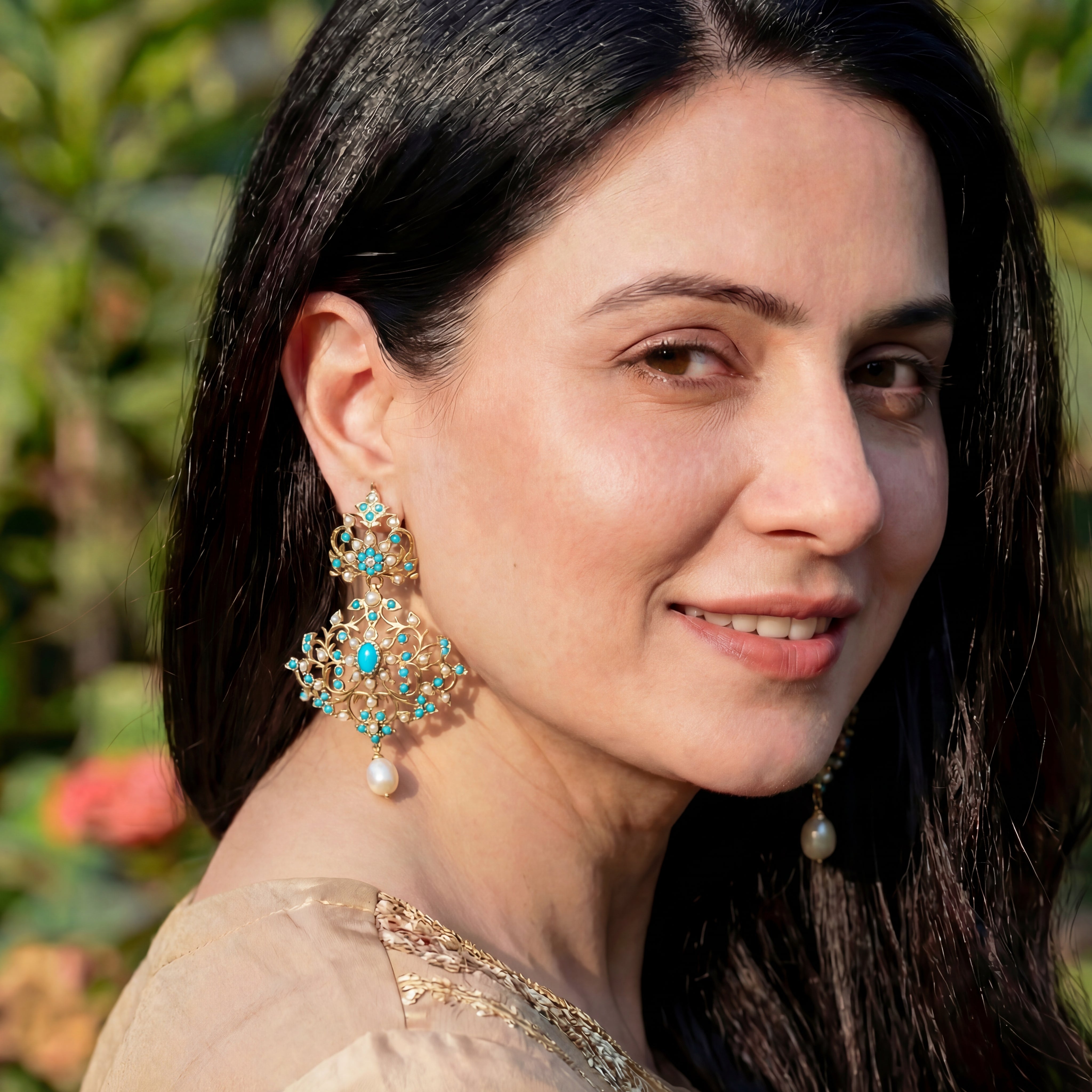 గోల్డ్ ప్లేటింగ్ ER 021తో స్టెర్లింగ్ సిల్వర్‌లో సంక్లిష్టంగా రూపొందించిన పెర్ల్-ఫెరోజా పొదిగిన చెవిపోగులు