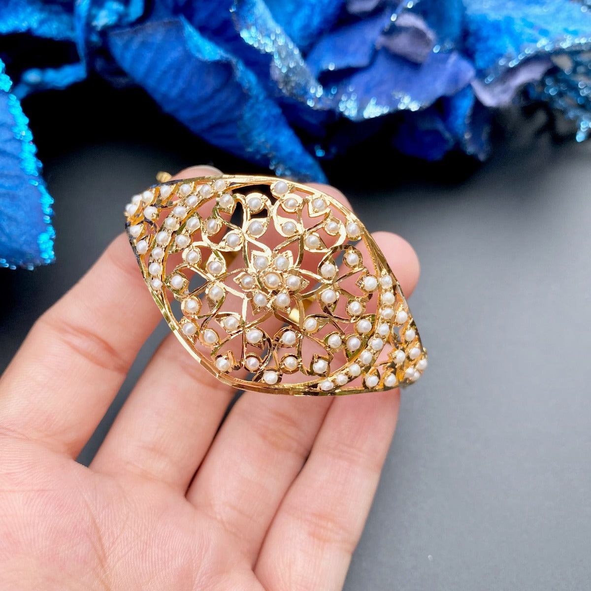 openable pearl bracelet in gold for women