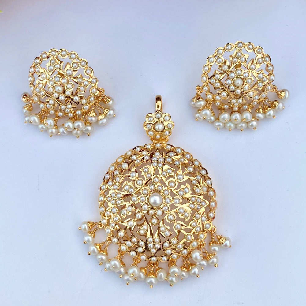 gold plated pendant set in pearl