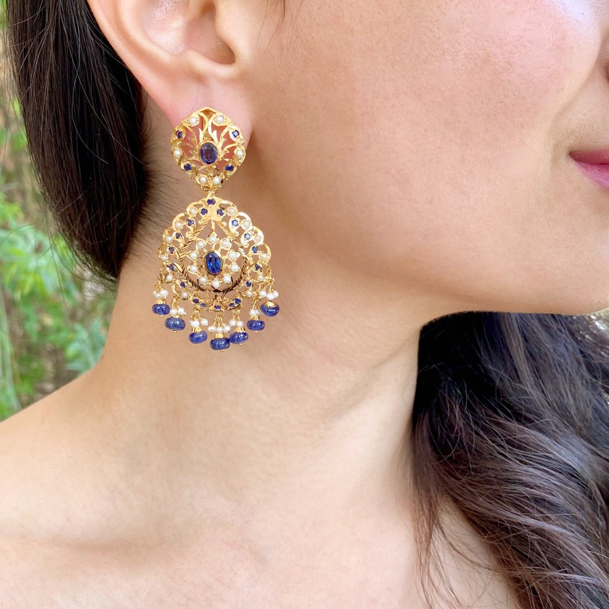 jadau earrings with neelam