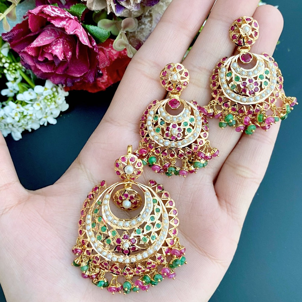 traditional pendant set in gold
