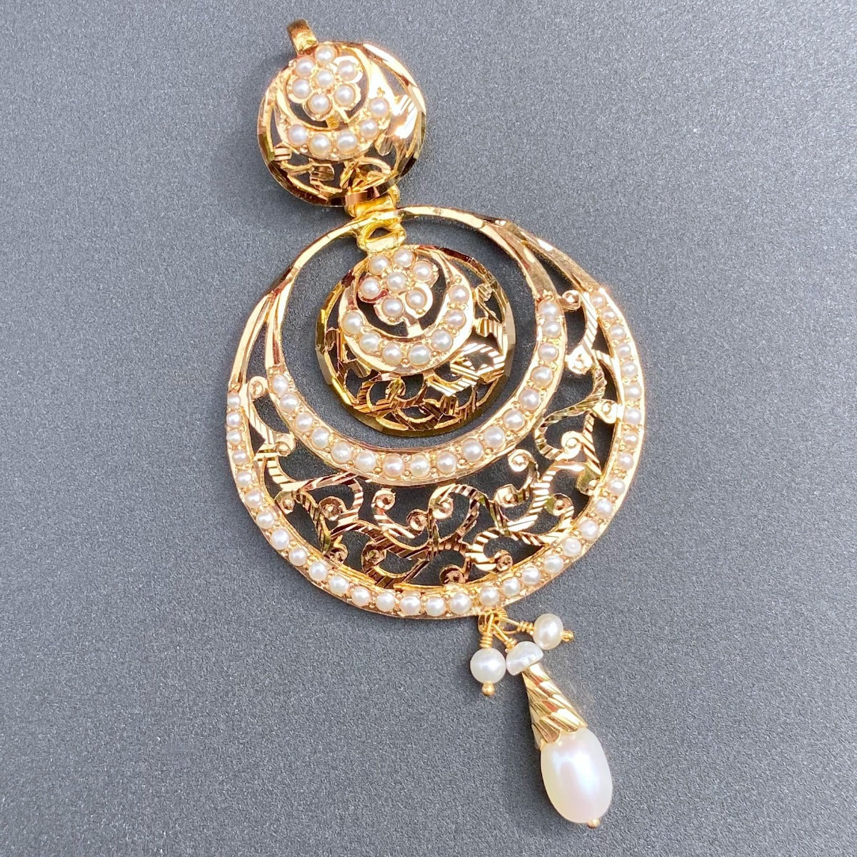 22k gold pendant with pearls