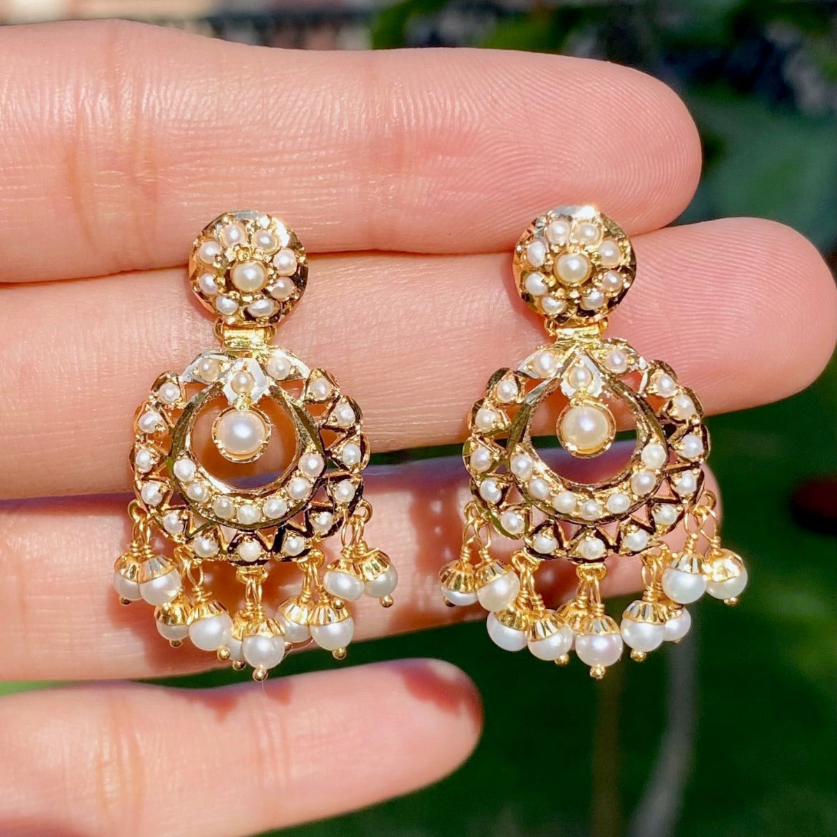 Glistening Pearl Earrings in 22ct Gold GER 060